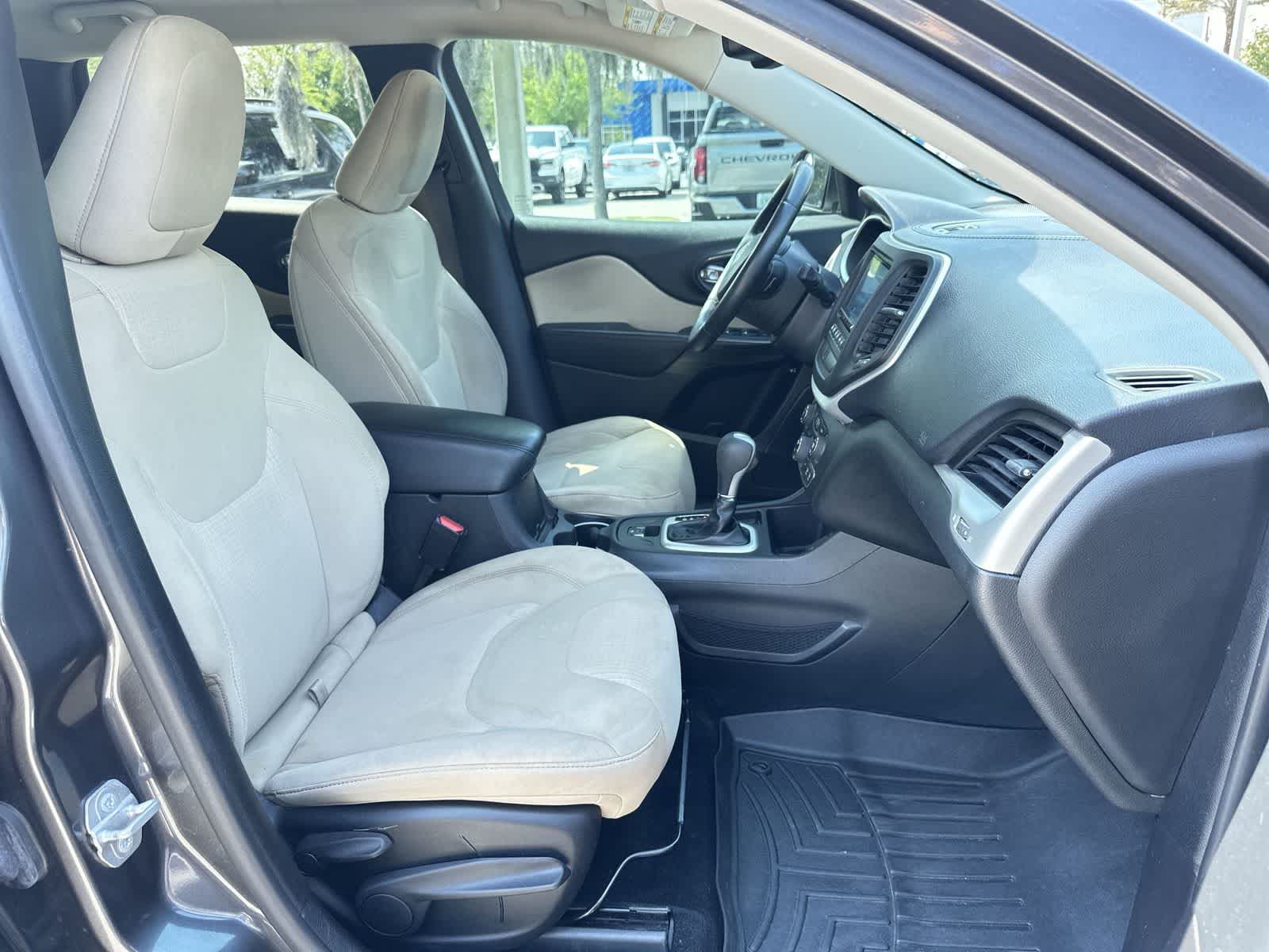 Thumbnail: 2015 Jeep Cherokee - 16