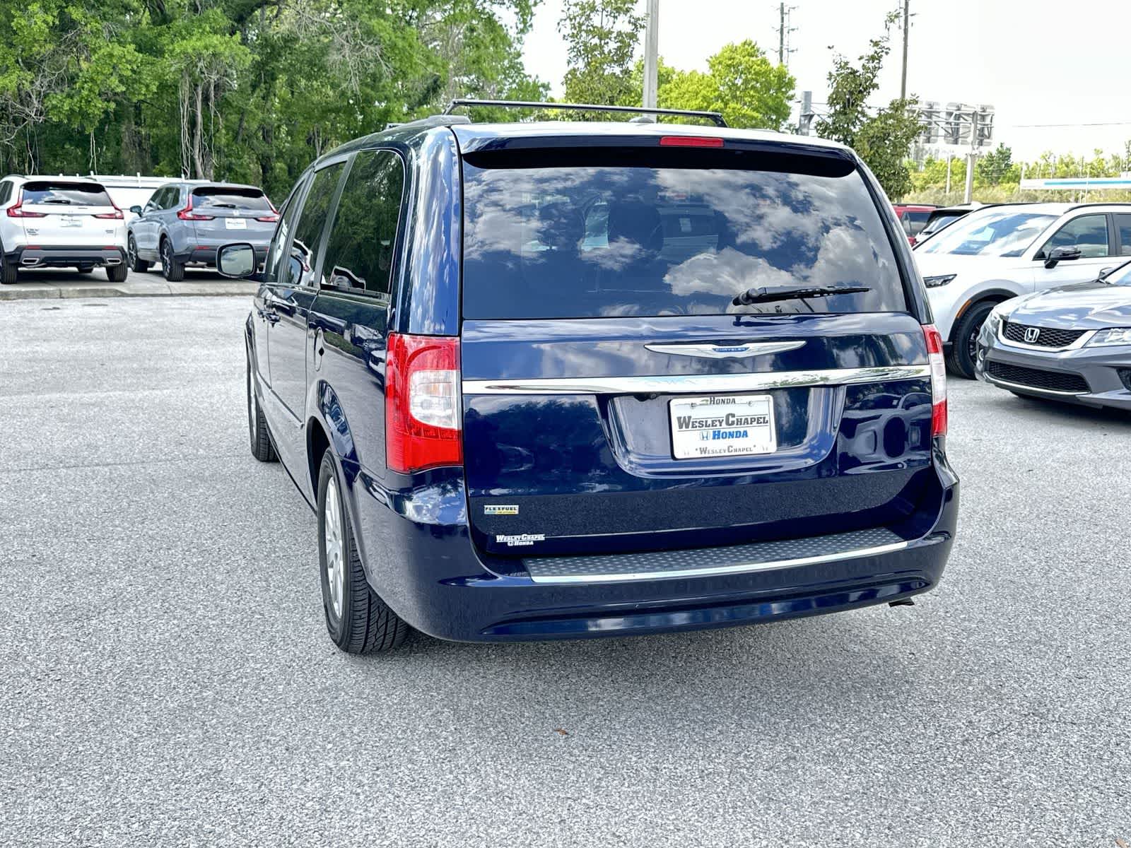 Thumbnail: 2015 Chrysler Town & Country - 4