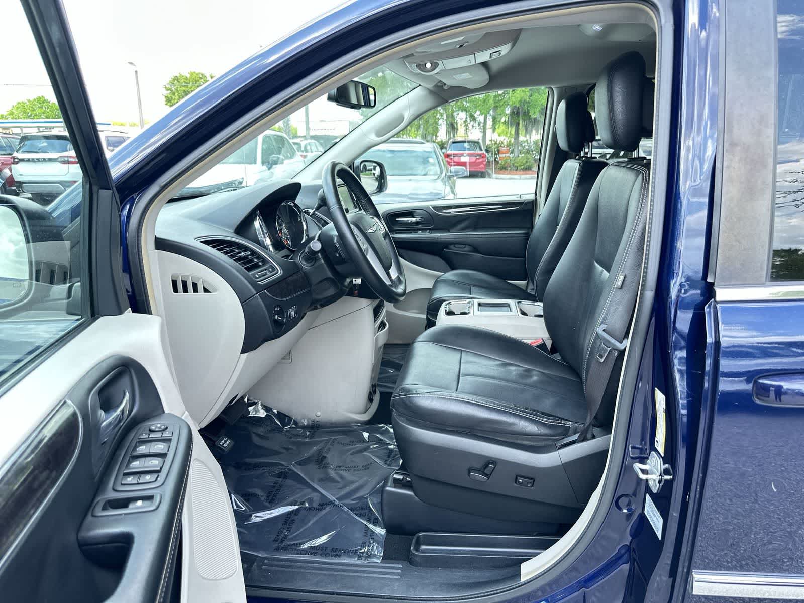 Thumbnail: 2015 Chrysler Town & Country - 2