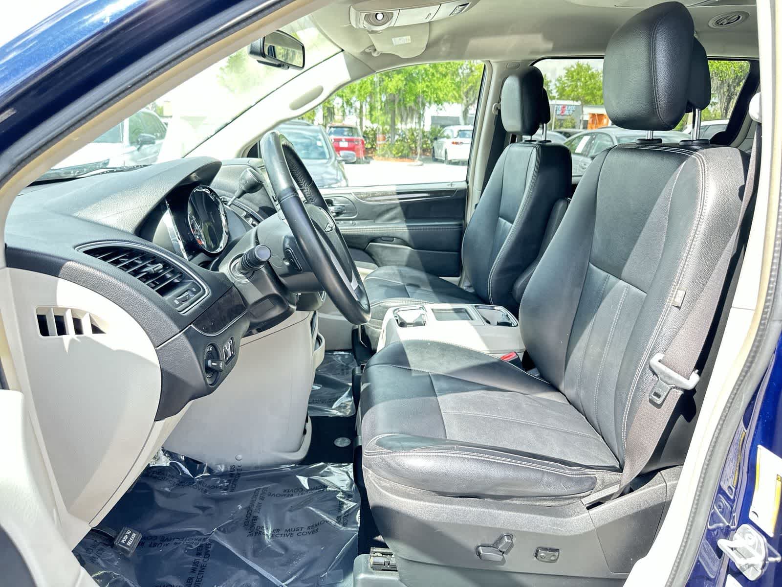 Thumbnail: 2015 Chrysler Town & Country - 13