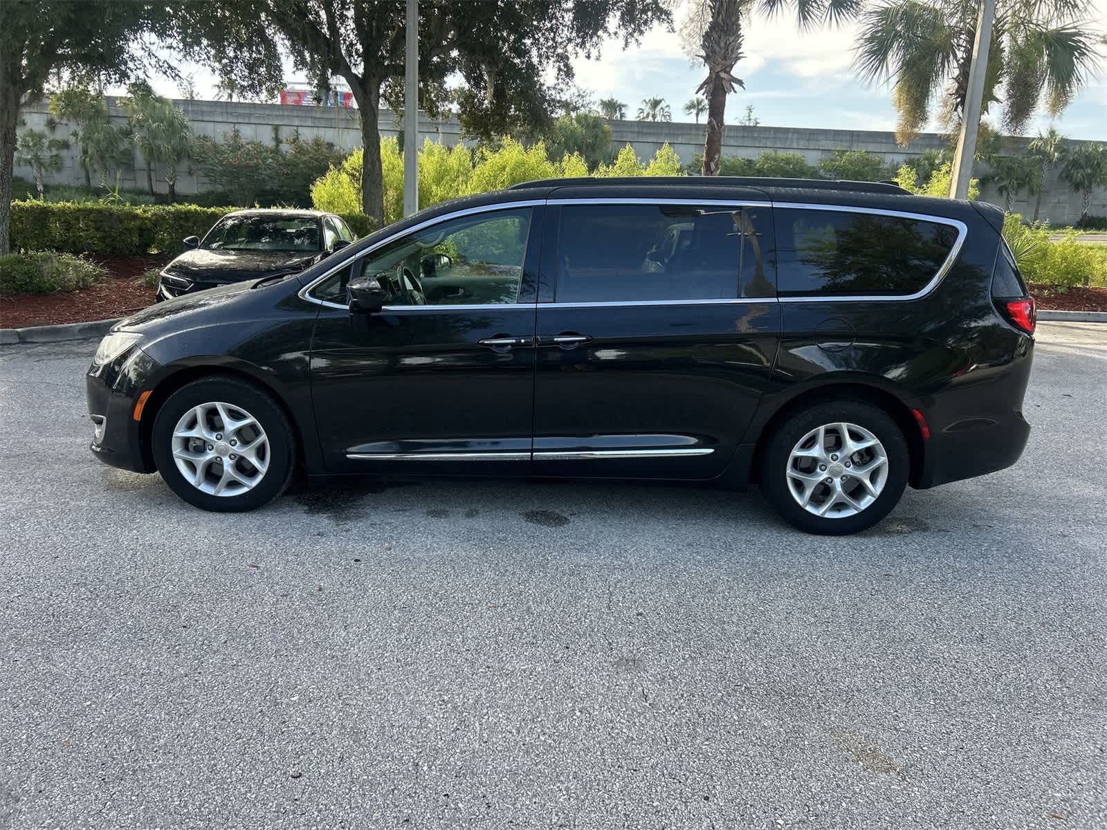 Thumbnail: 2017 Chrysler Pacifica - 3
