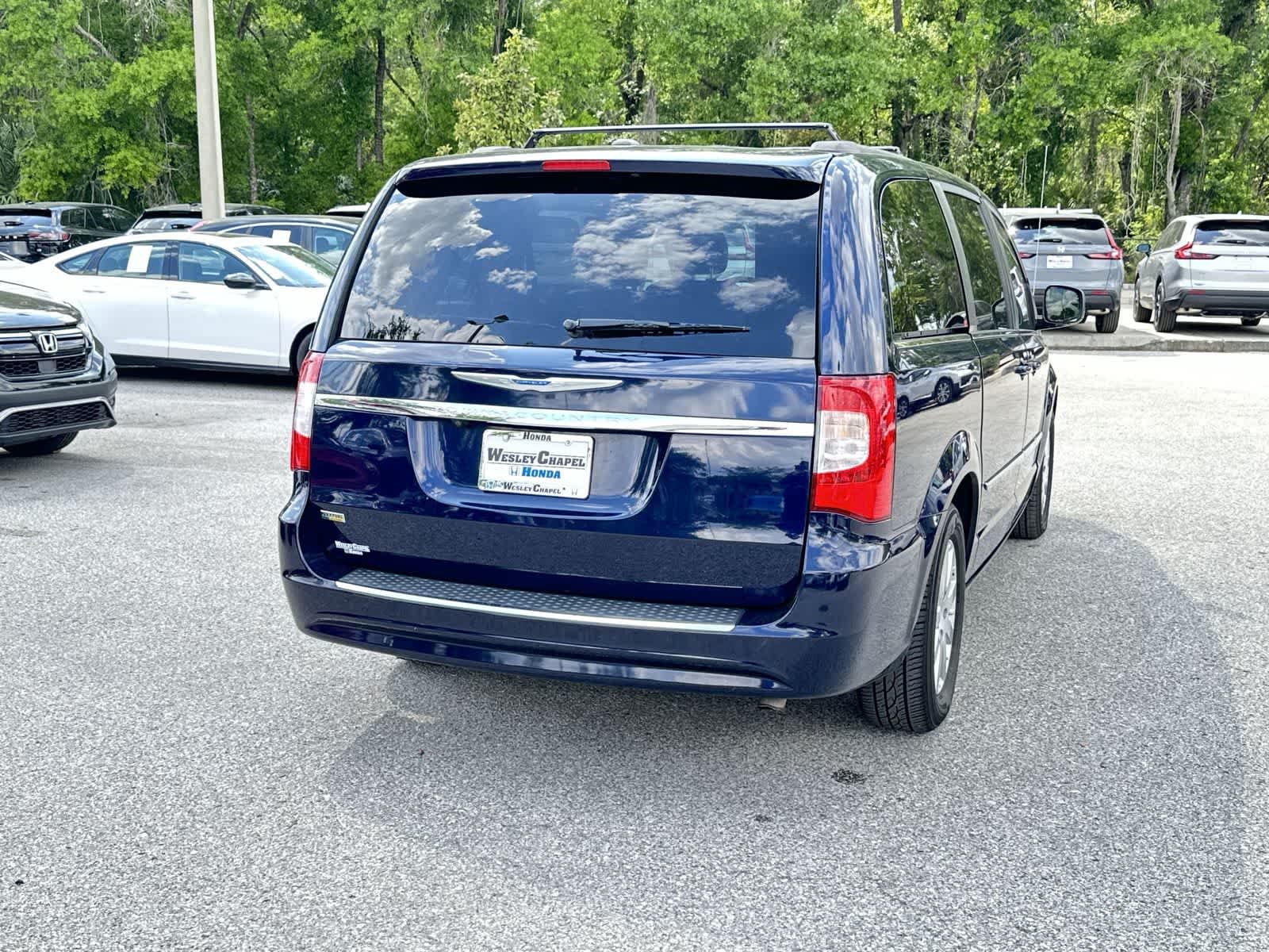 Thumbnail: 2015 Chrysler Town & Country - 6