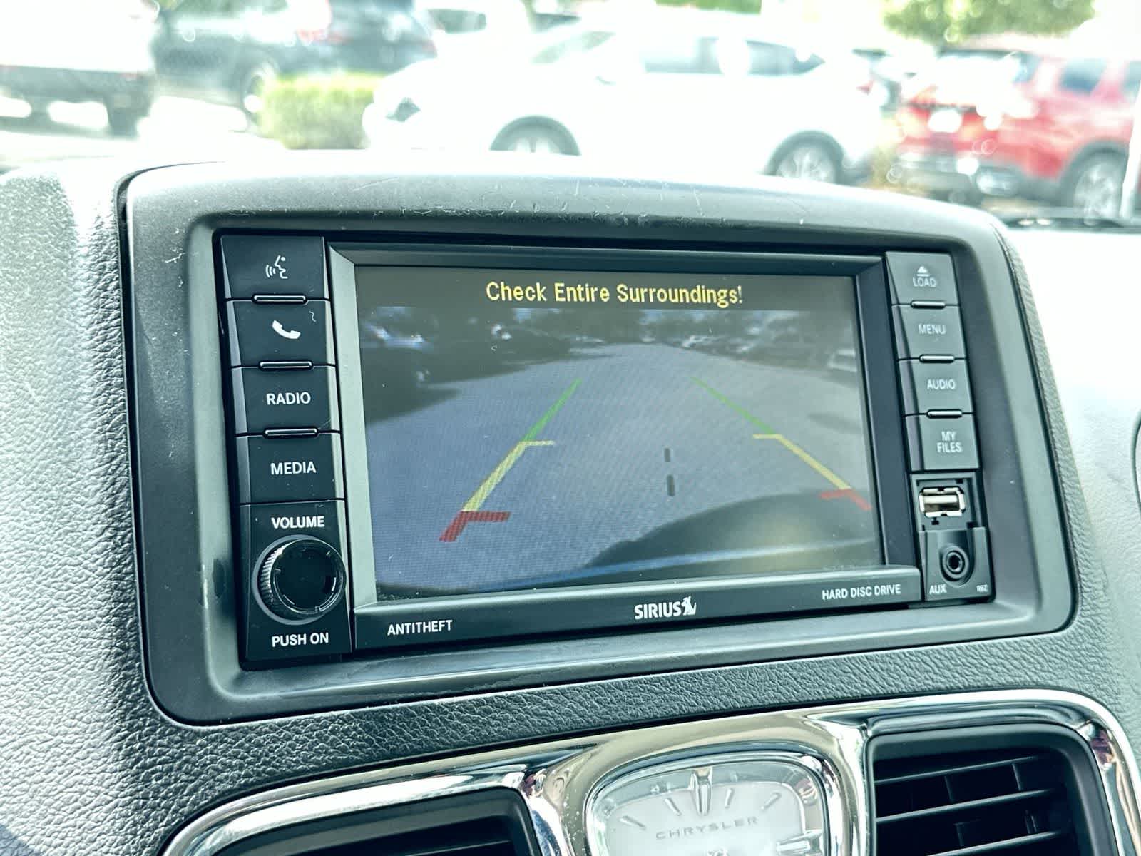 Thumbnail: 2015 Chrysler Town & Country - 20