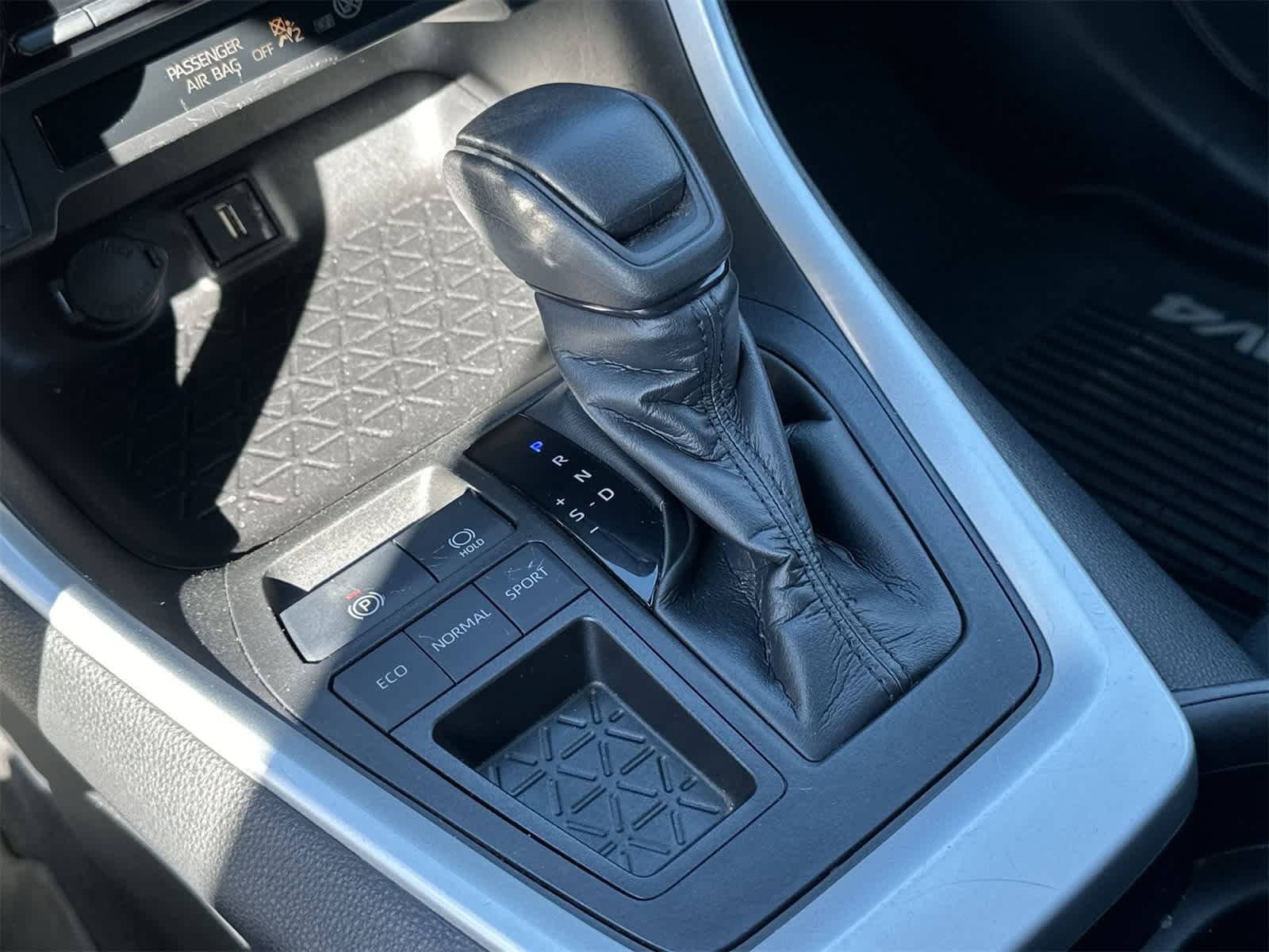 Thumbnail: 2020 Toyota RAV4 - 21