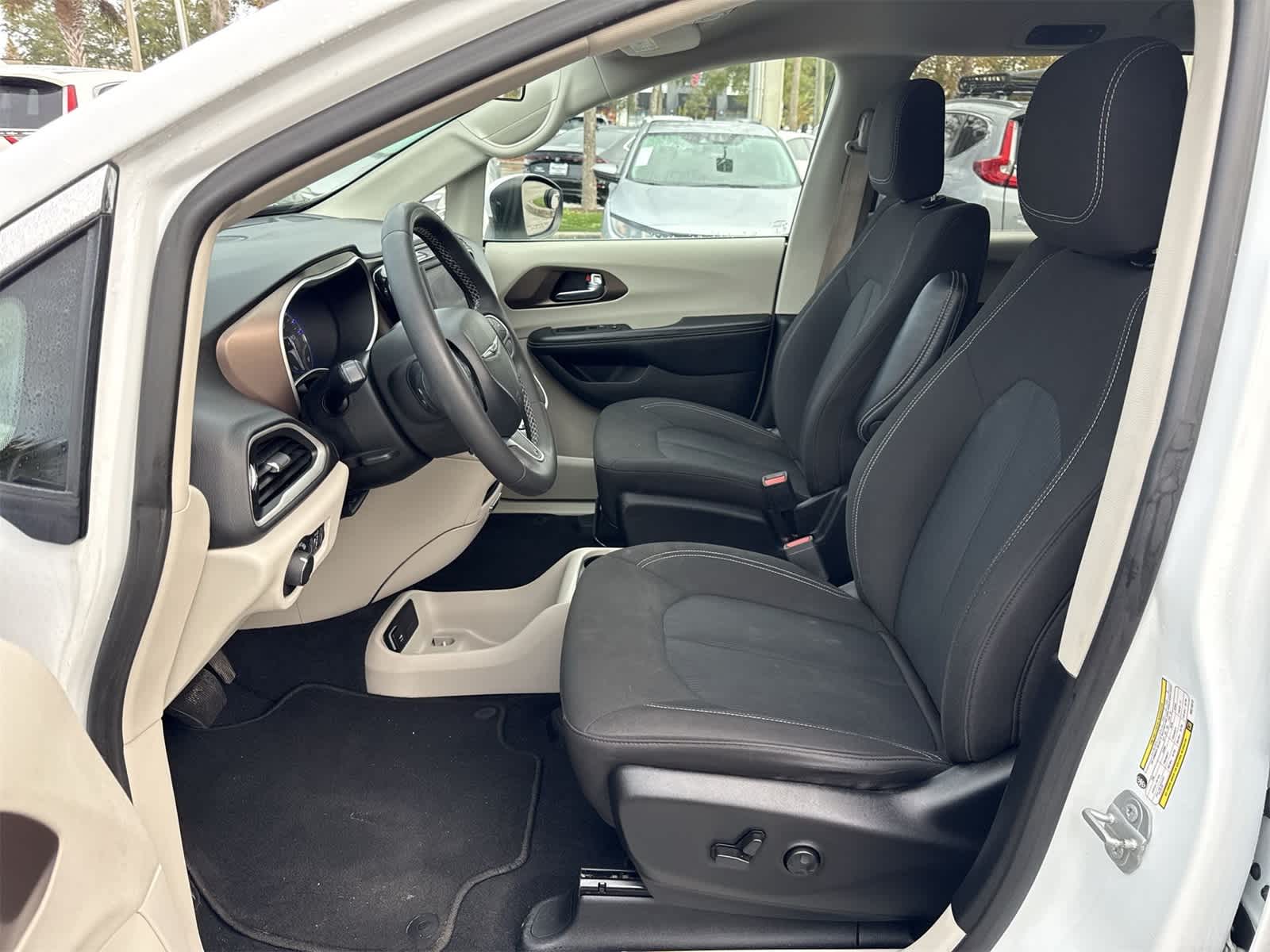 Thumbnail: 2022 Chrysler Voyager - 13