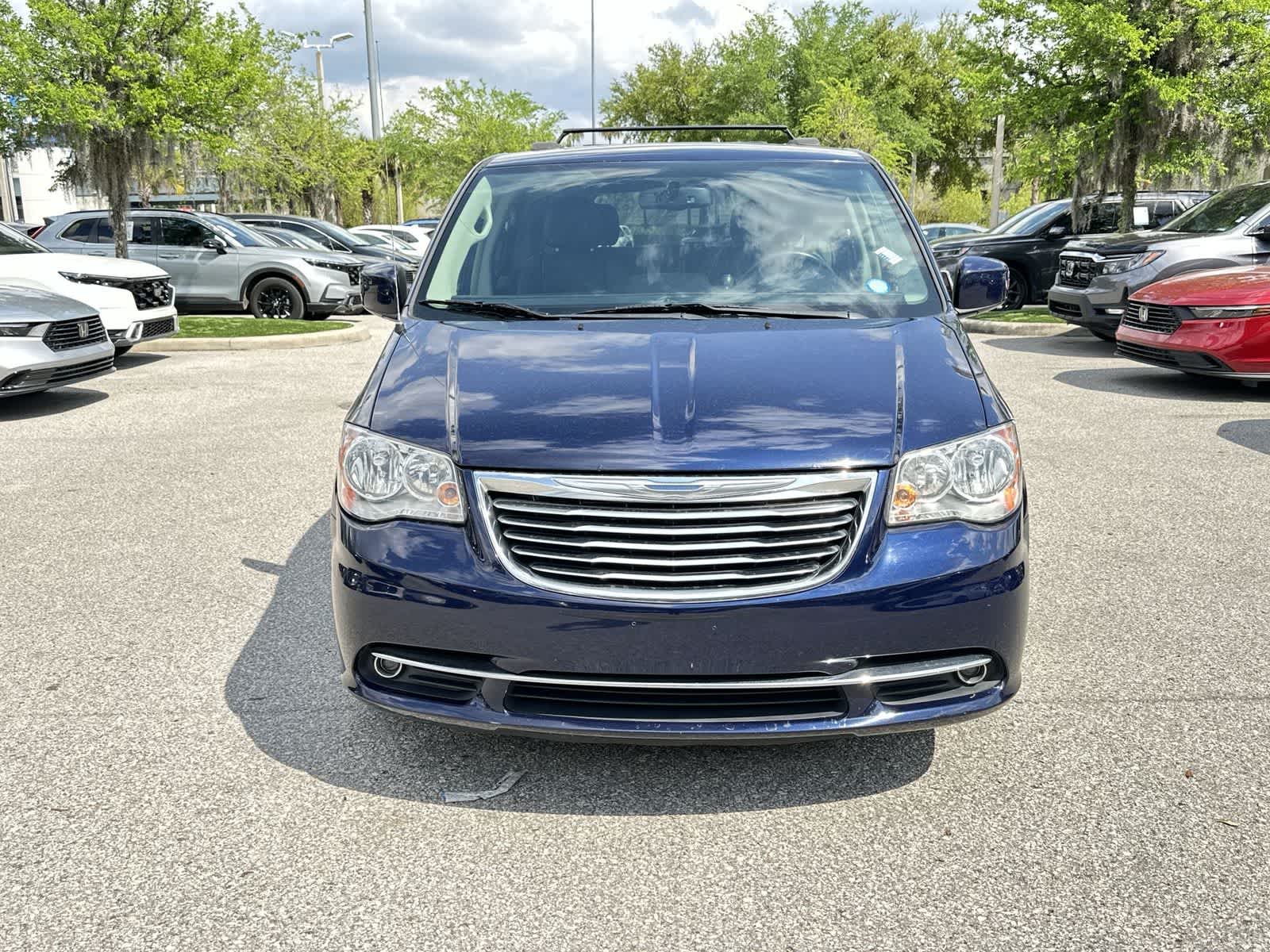Thumbnail: 2015 Chrysler Town & Country - 9