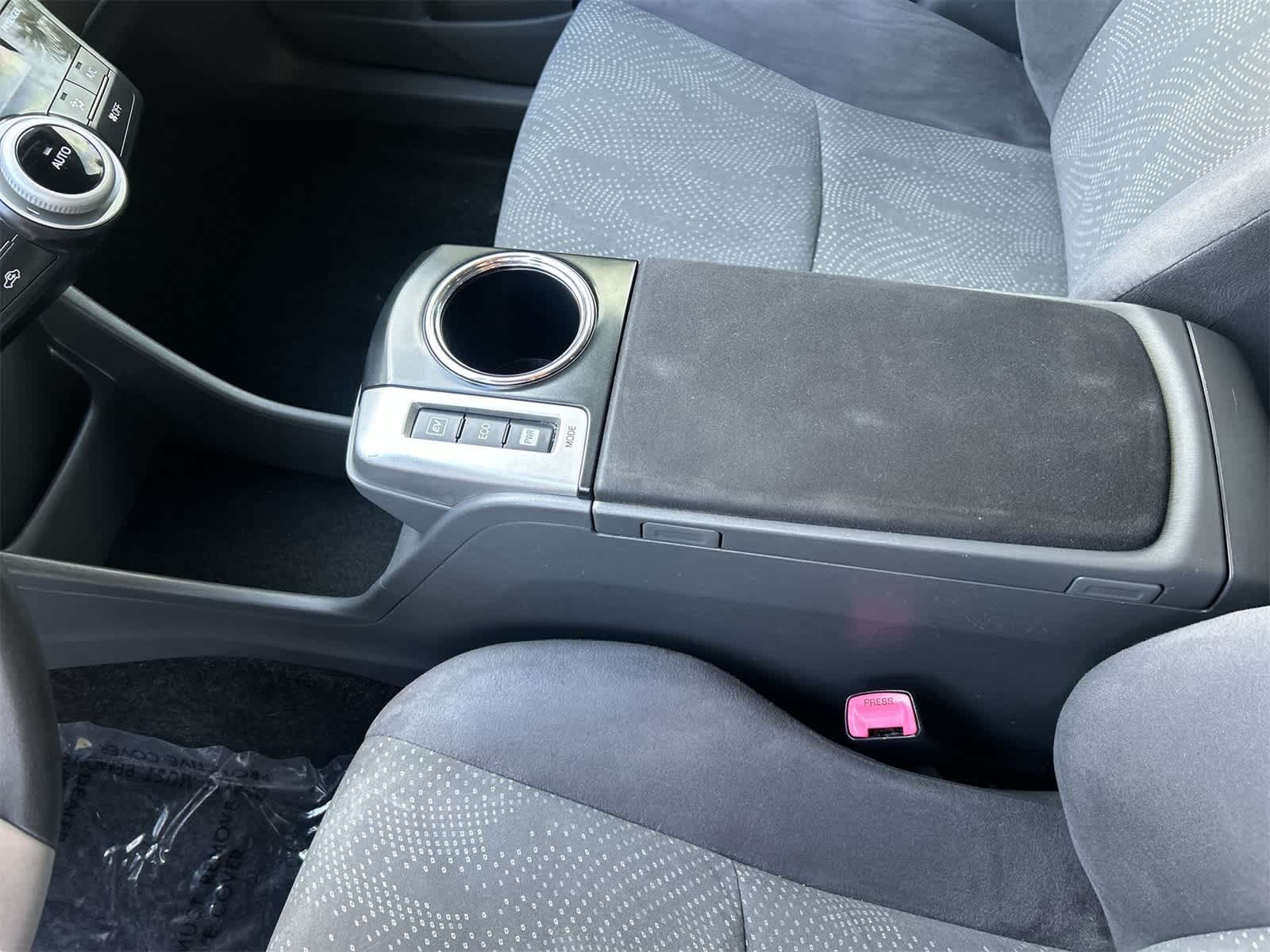 Thumbnail: 2013 Toyota Prius v - 19