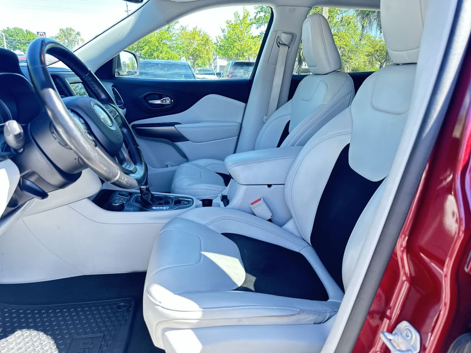 Thumbnail: 2020 Jeep Cherokee - 15