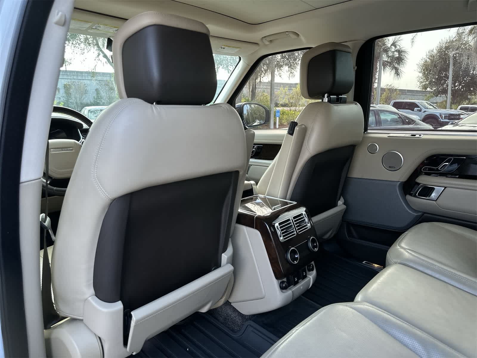 Thumbnail: 2018 Land Rover Range Rover - 14