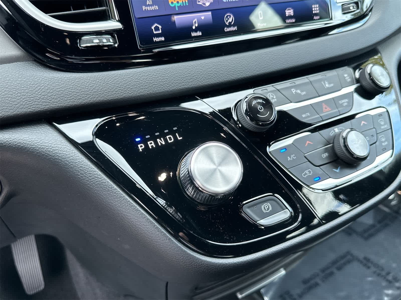 Thumbnail: 2025 Chrysler Voyager - 22