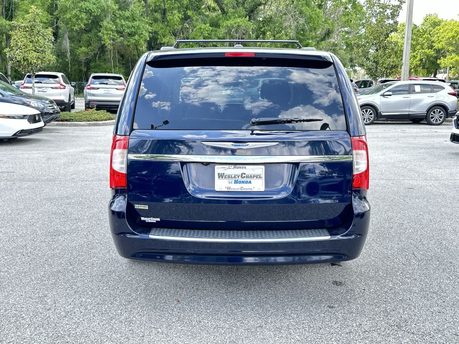 Thumbnail: 2015 Chrysler Town & Country - 5