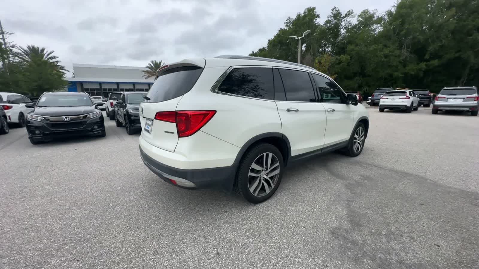 Thumbnail: 2017 Honda Pilot - 8
