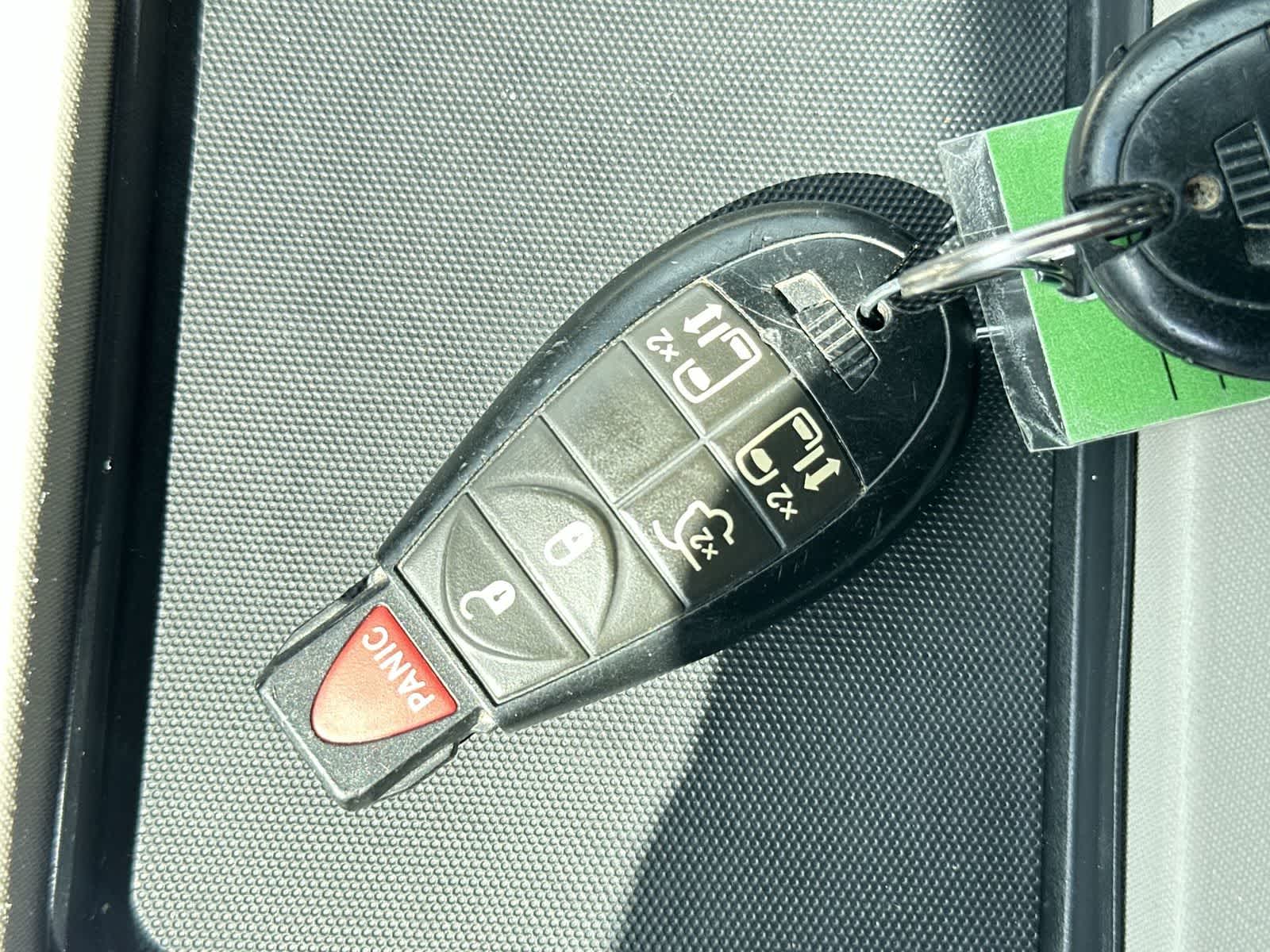 Thumbnail: 2015 Chrysler Town & Country - 22