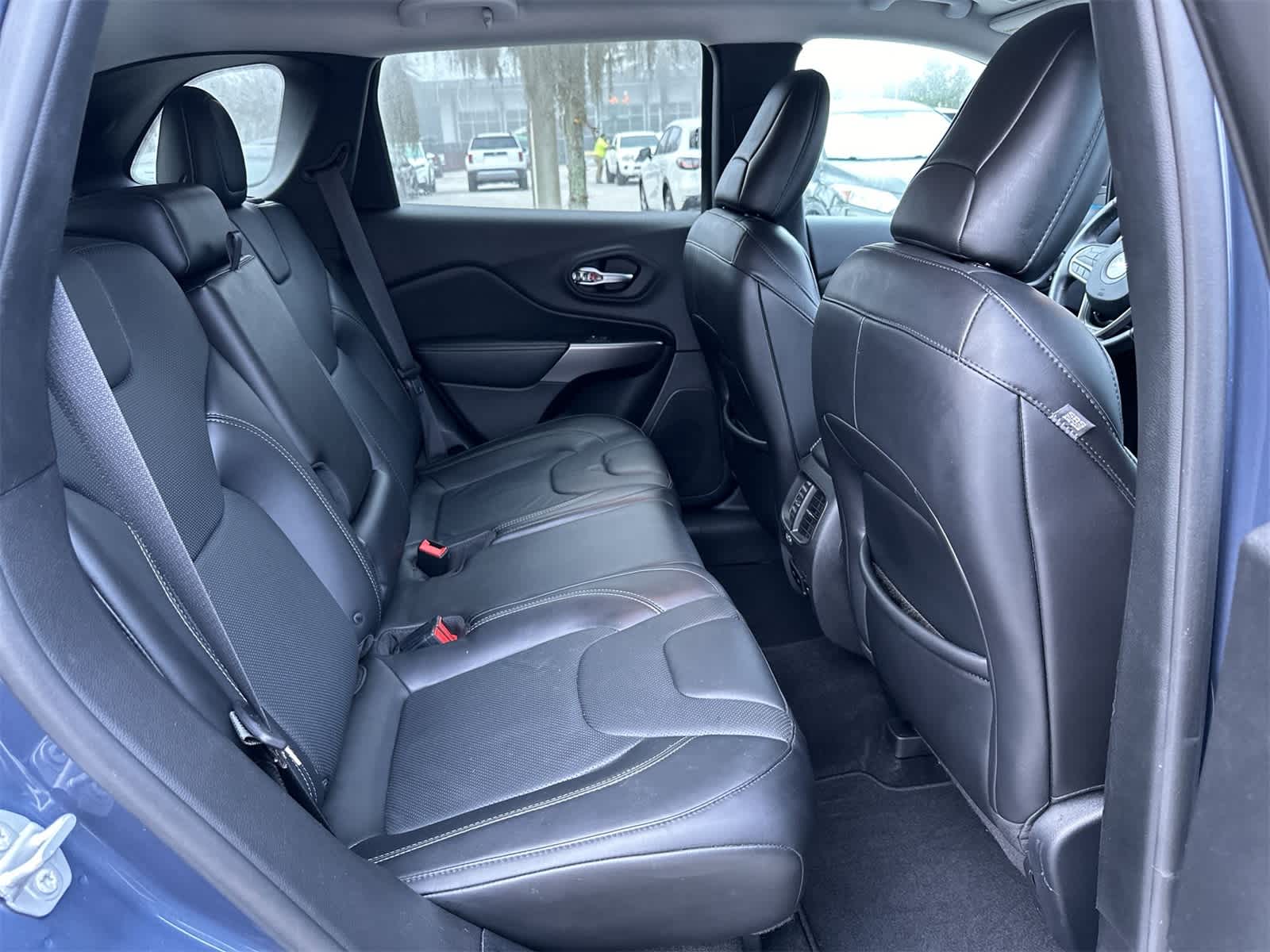 Thumbnail: 2019 Jeep Cherokee - 16