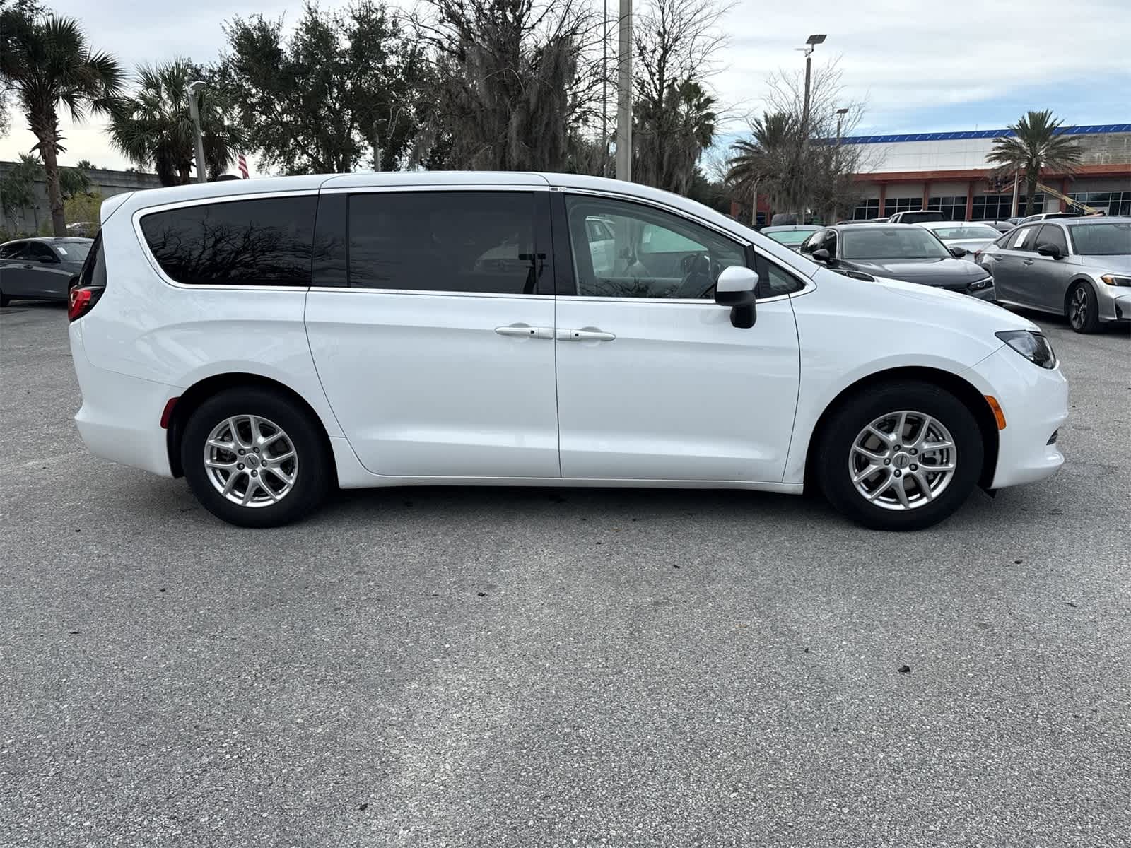 Thumbnail: 2022 Chrysler Voyager - 7