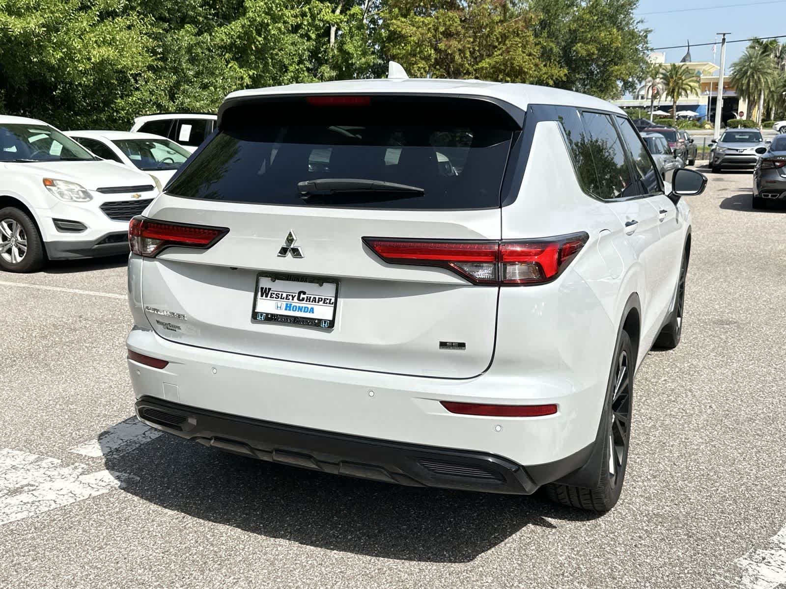 Thumbnail: 2023 Mitsubishi Outlander - 6