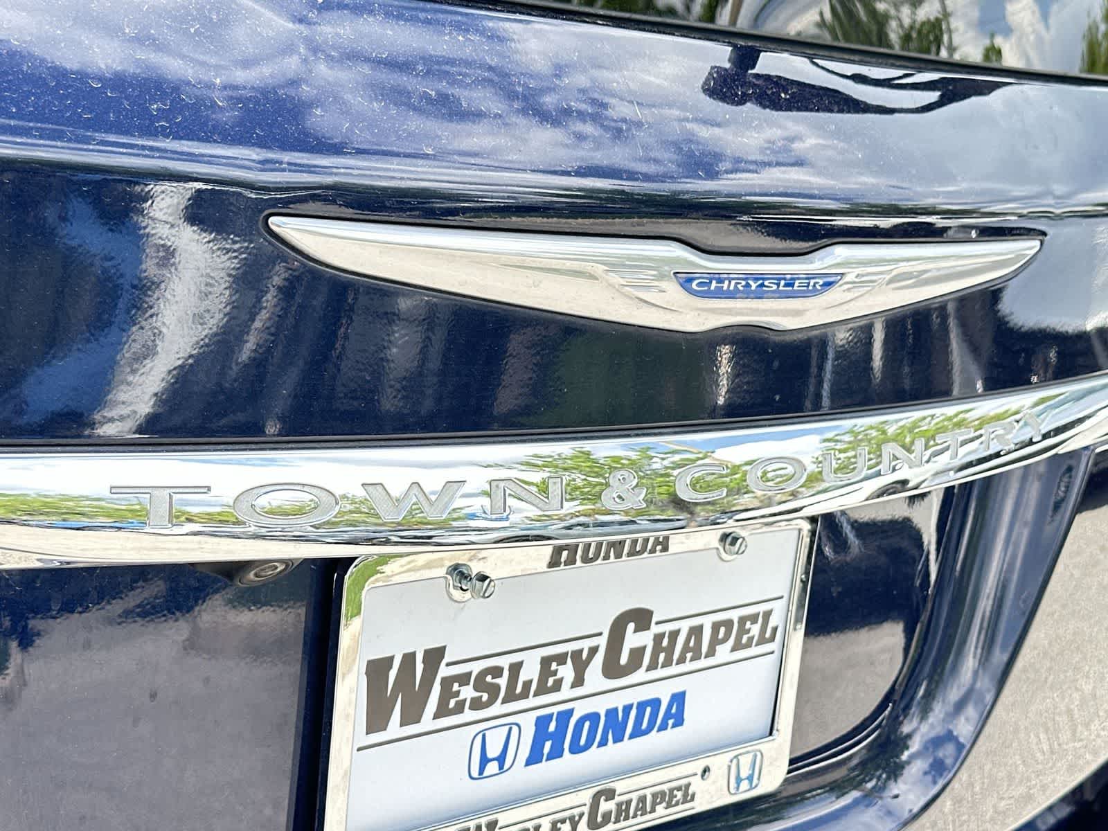 Thumbnail: 2015 Chrysler Town & Country - 11