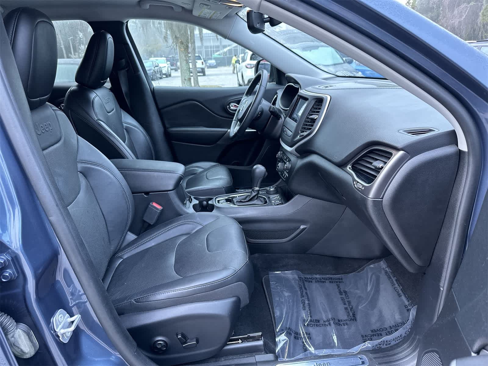 Thumbnail: 2019 Jeep Cherokee - 17