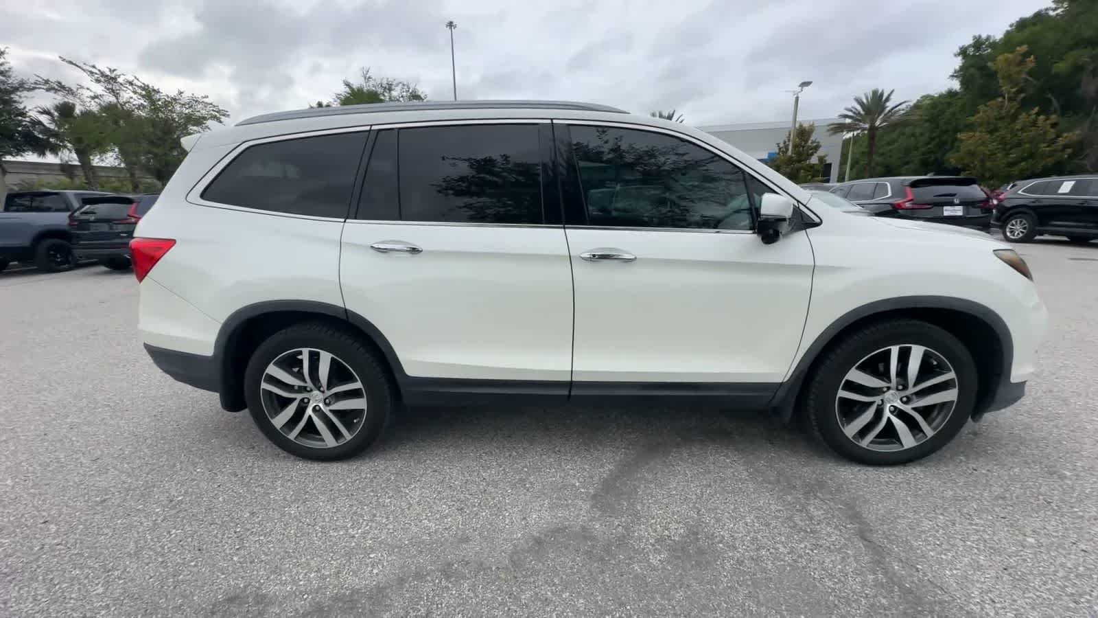 Thumbnail: 2017 Honda Pilot - 9