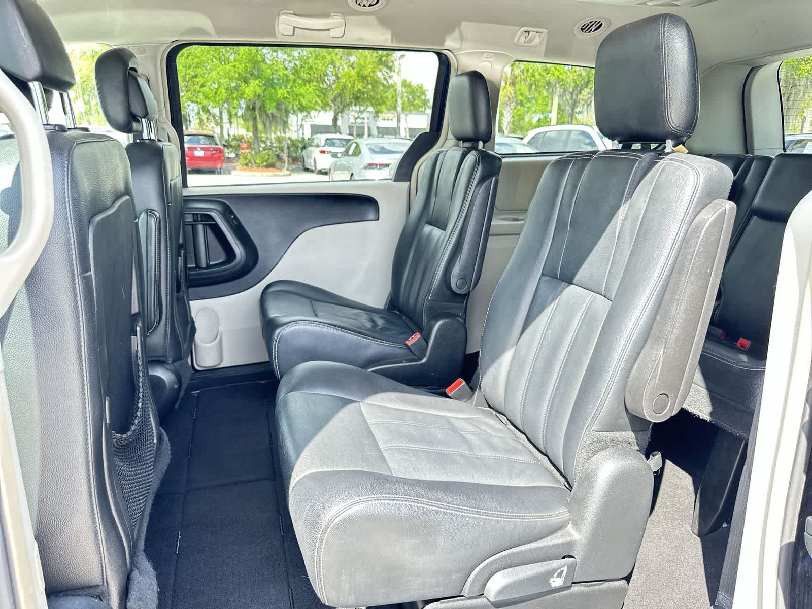 Thumbnail: 2015 Chrysler Town & Country - 15