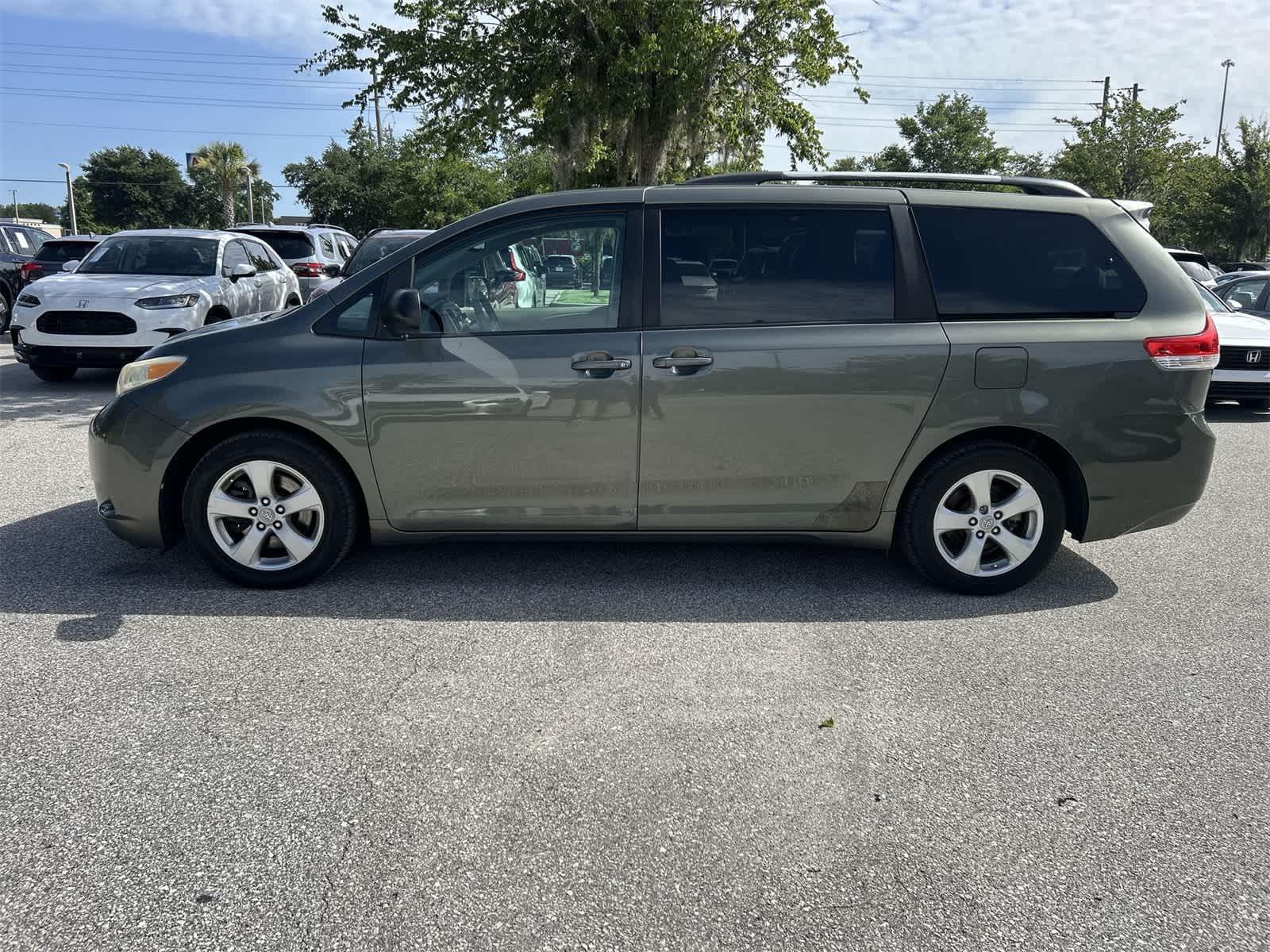 Thumbnail: 2011 Toyota Sienna - 3