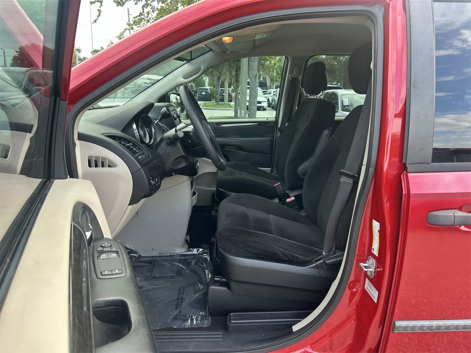 Thumbnail: 2015 Dodge Grand Caravan - 2