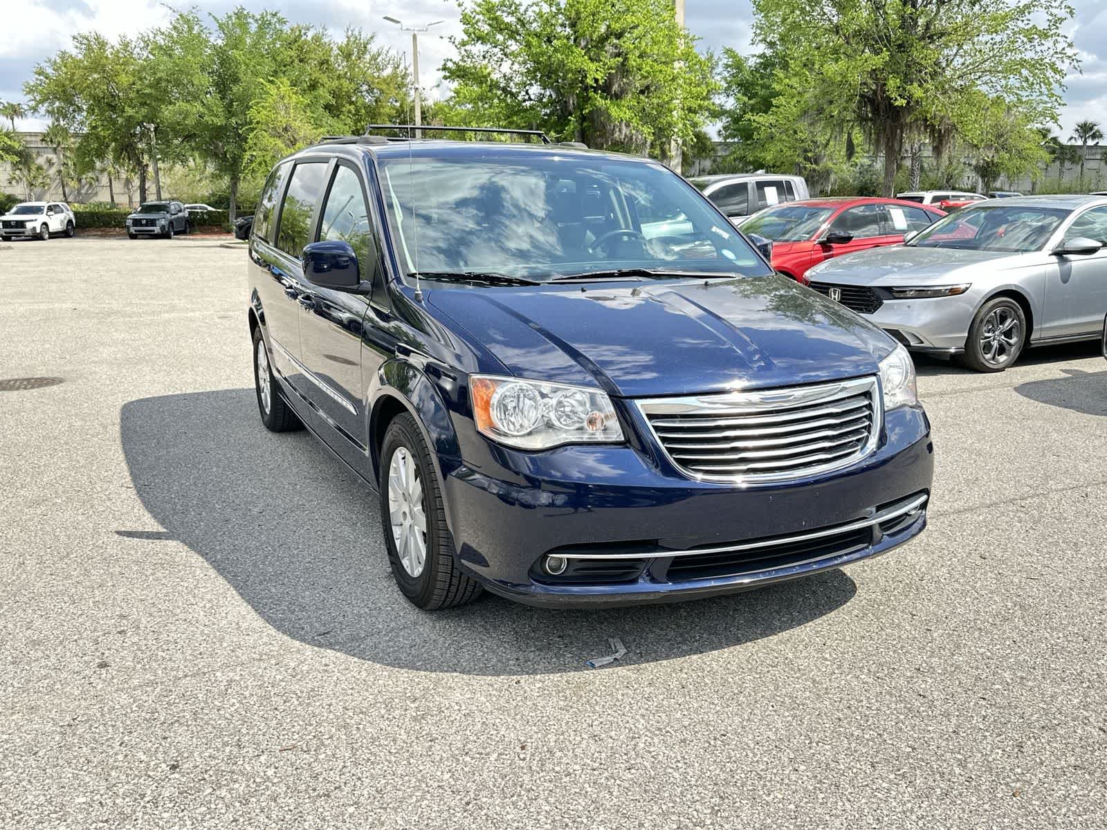 Thumbnail: 2015 Chrysler Town & Country - 8