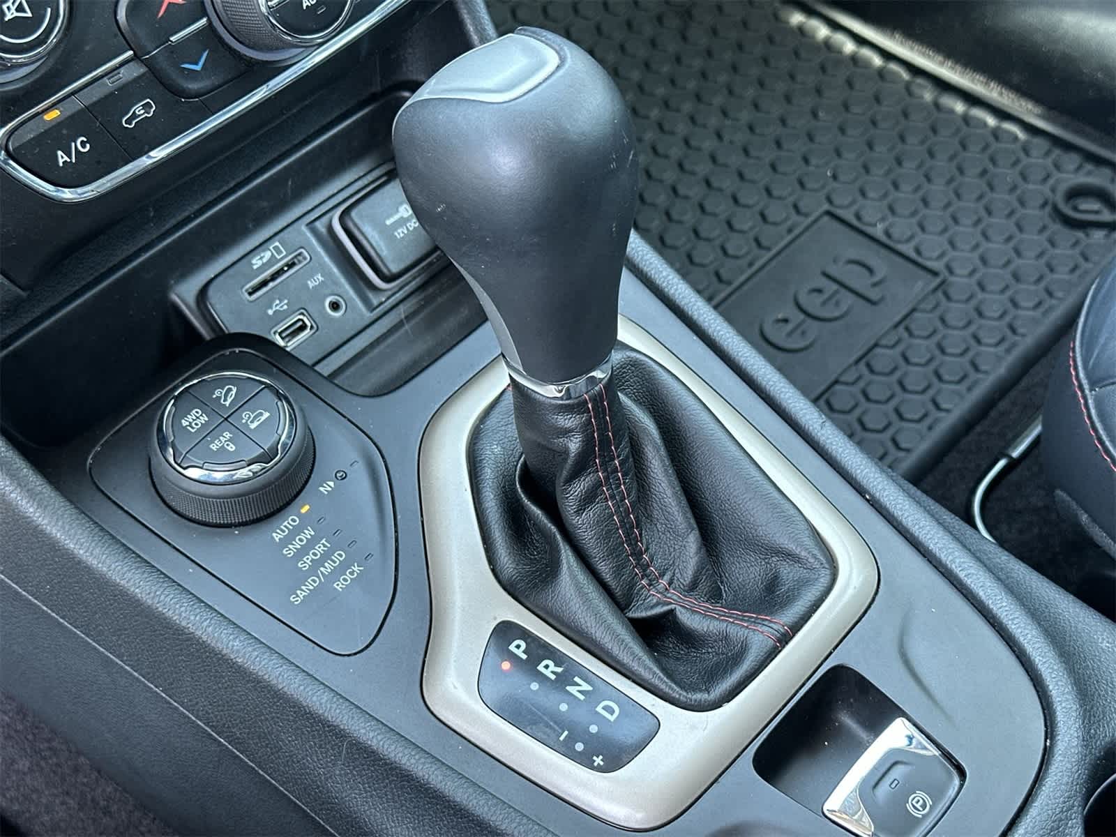 Thumbnail: 2016 Jeep Cherokee - 21