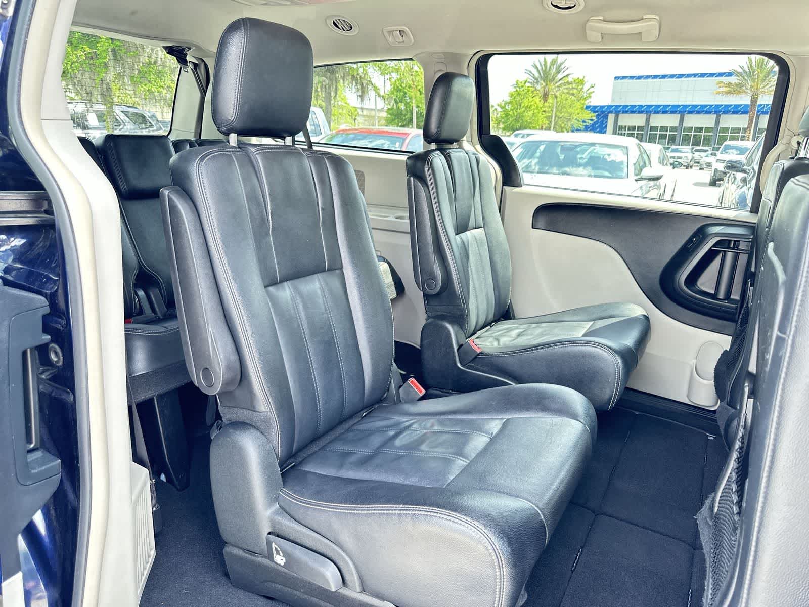 Thumbnail: 2015 Chrysler Town & Country - 16