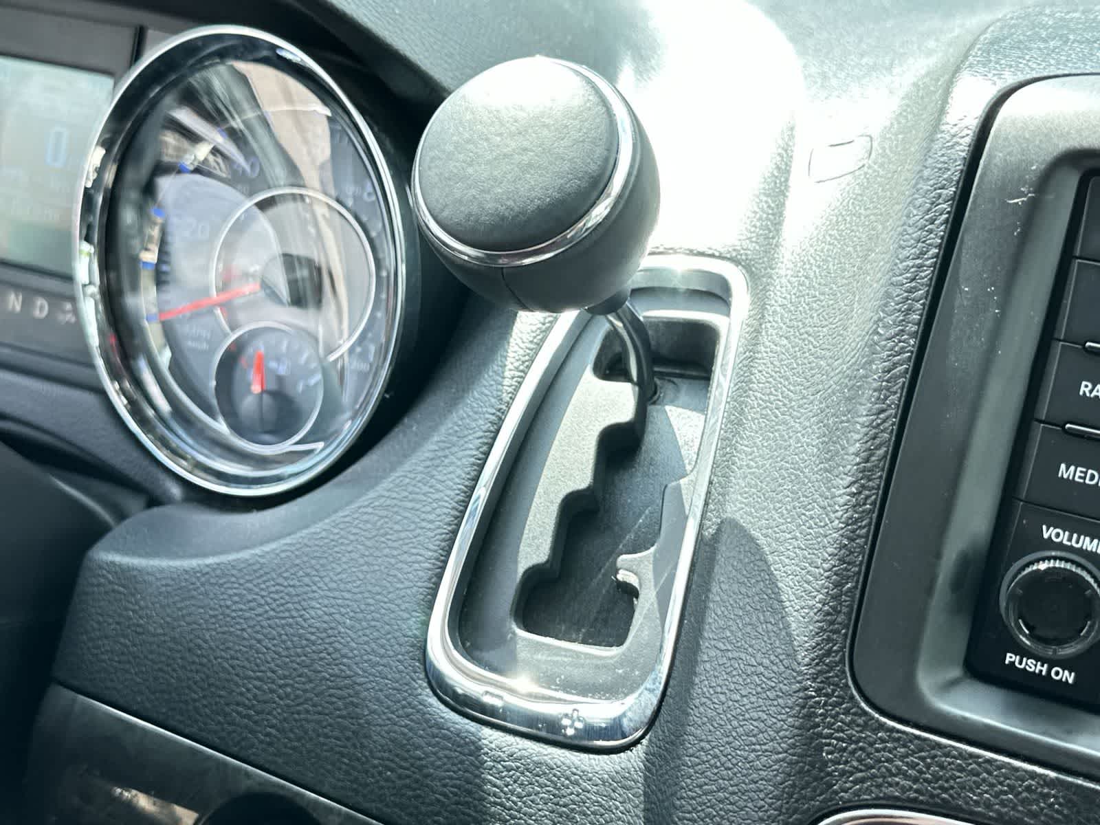 Thumbnail: 2015 Chrysler Town & Country - 21