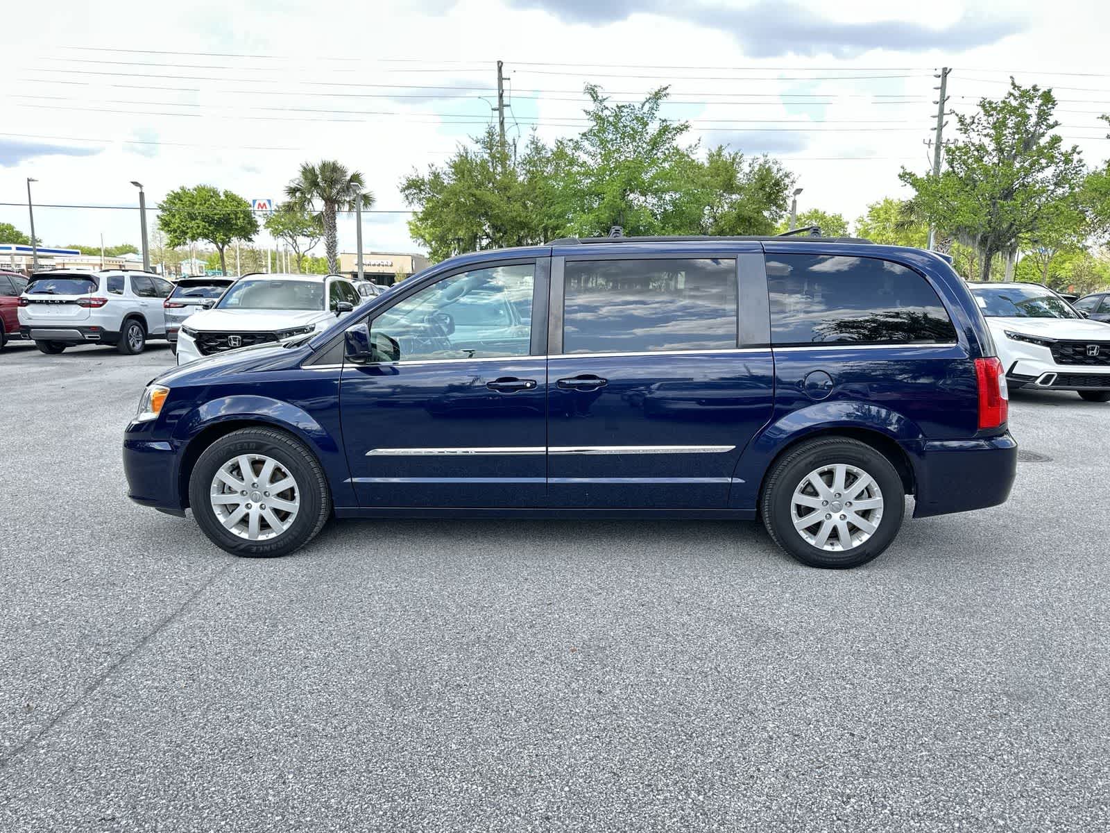 Thumbnail: 2015 Chrysler Town & Country - 3