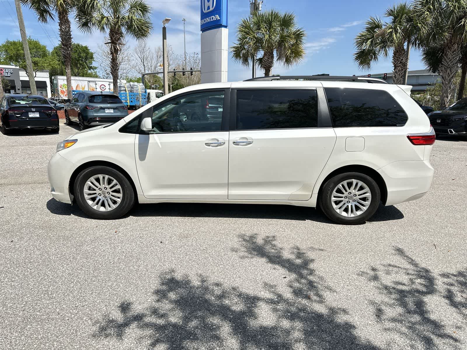 Thumbnail: 2015 Toyota Sienna - 3