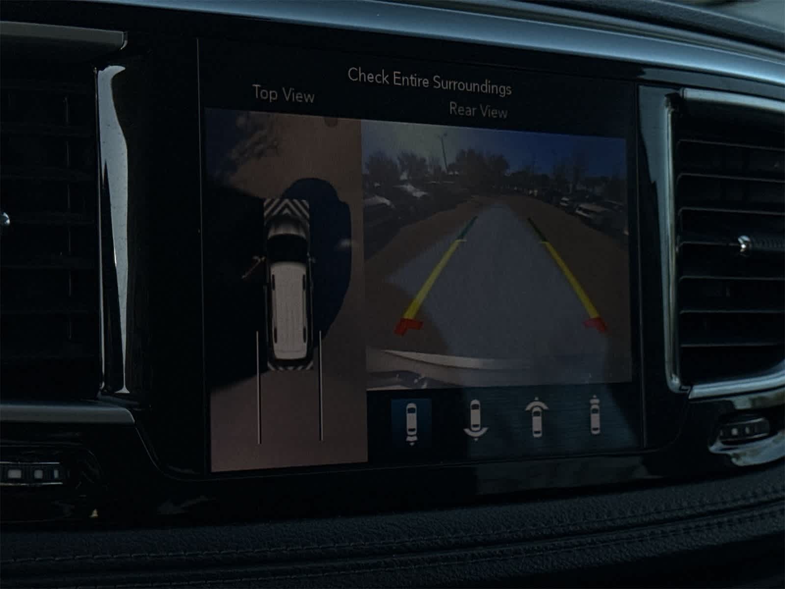 Thumbnail: 2018 Chrysler Pacifica - 20