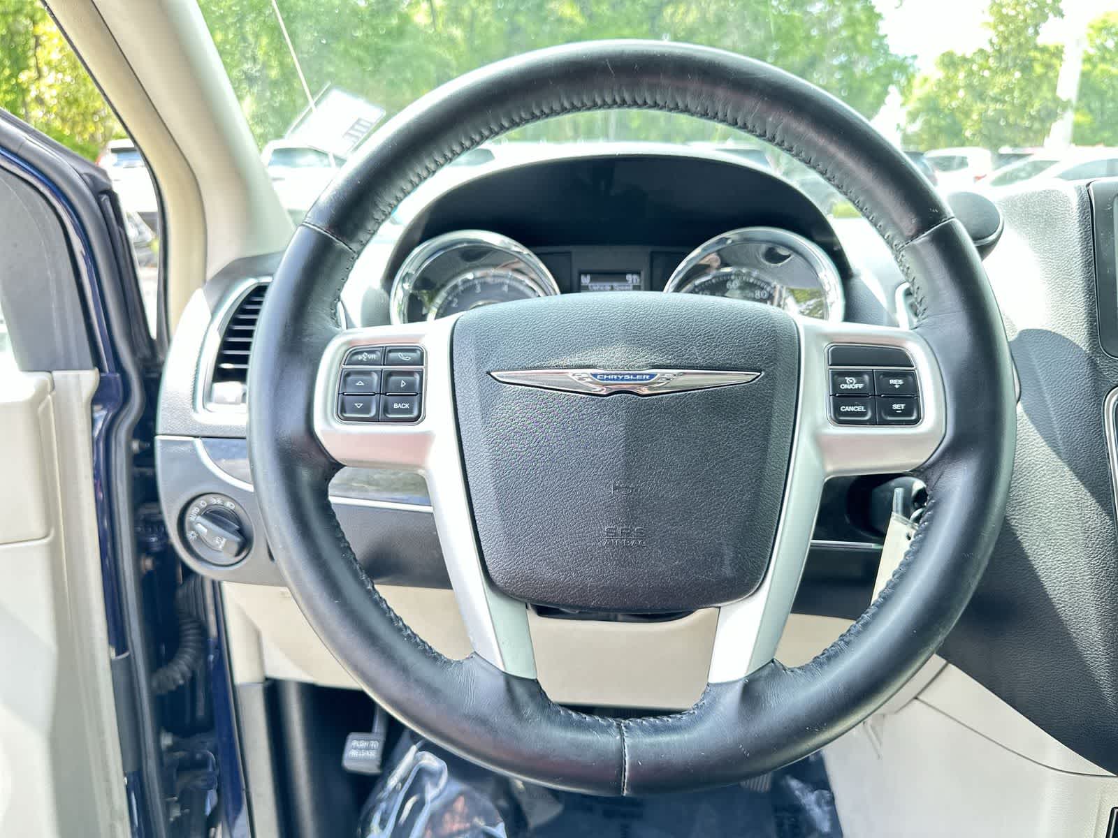 Thumbnail: 2015 Chrysler Town & Country - 18