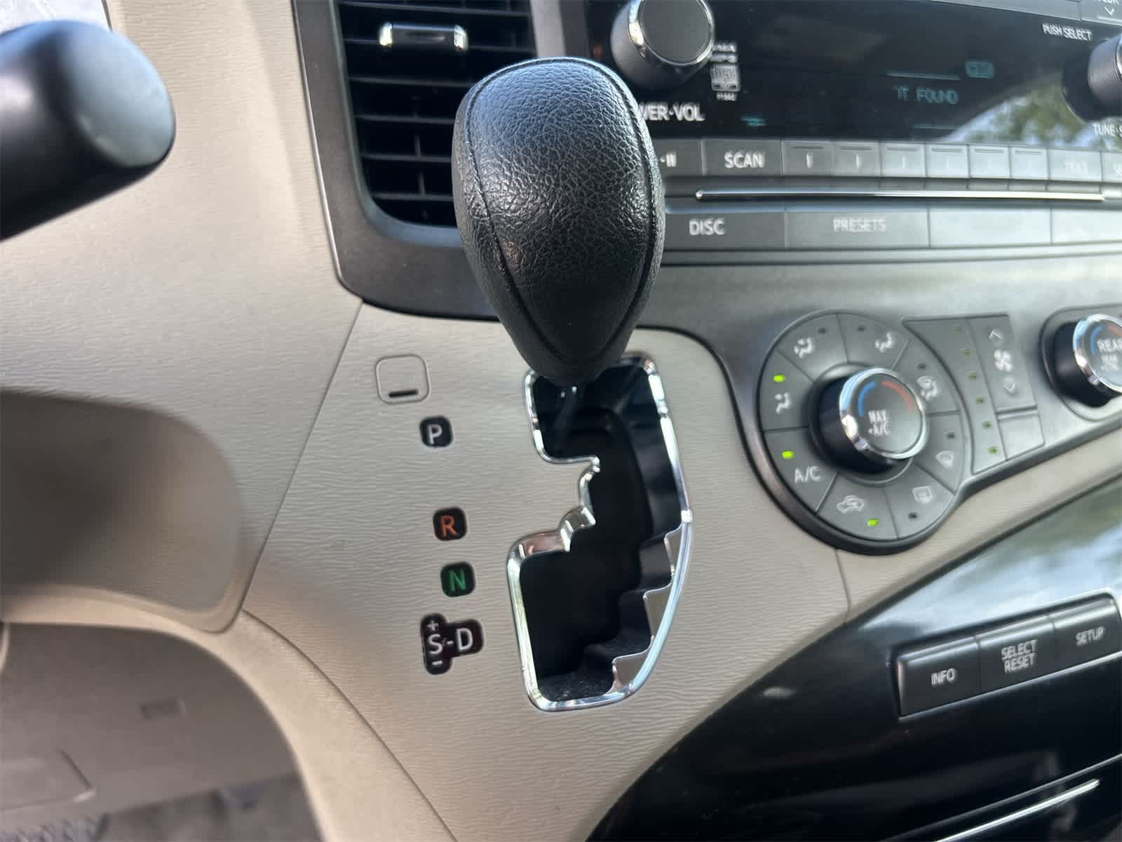 Thumbnail: 2011 Toyota Sienna - 21