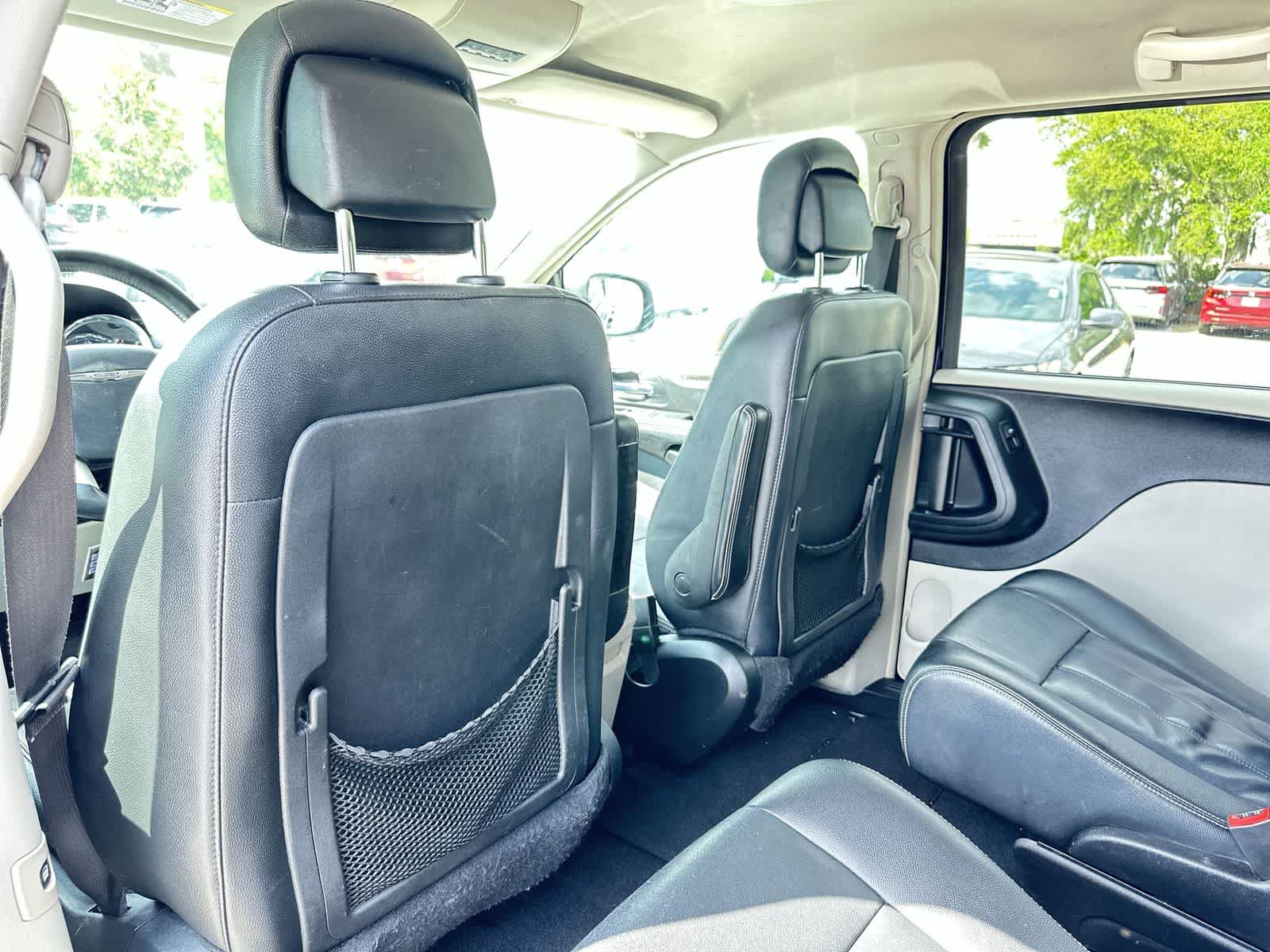 Thumbnail: 2015 Chrysler Town & Country - 14