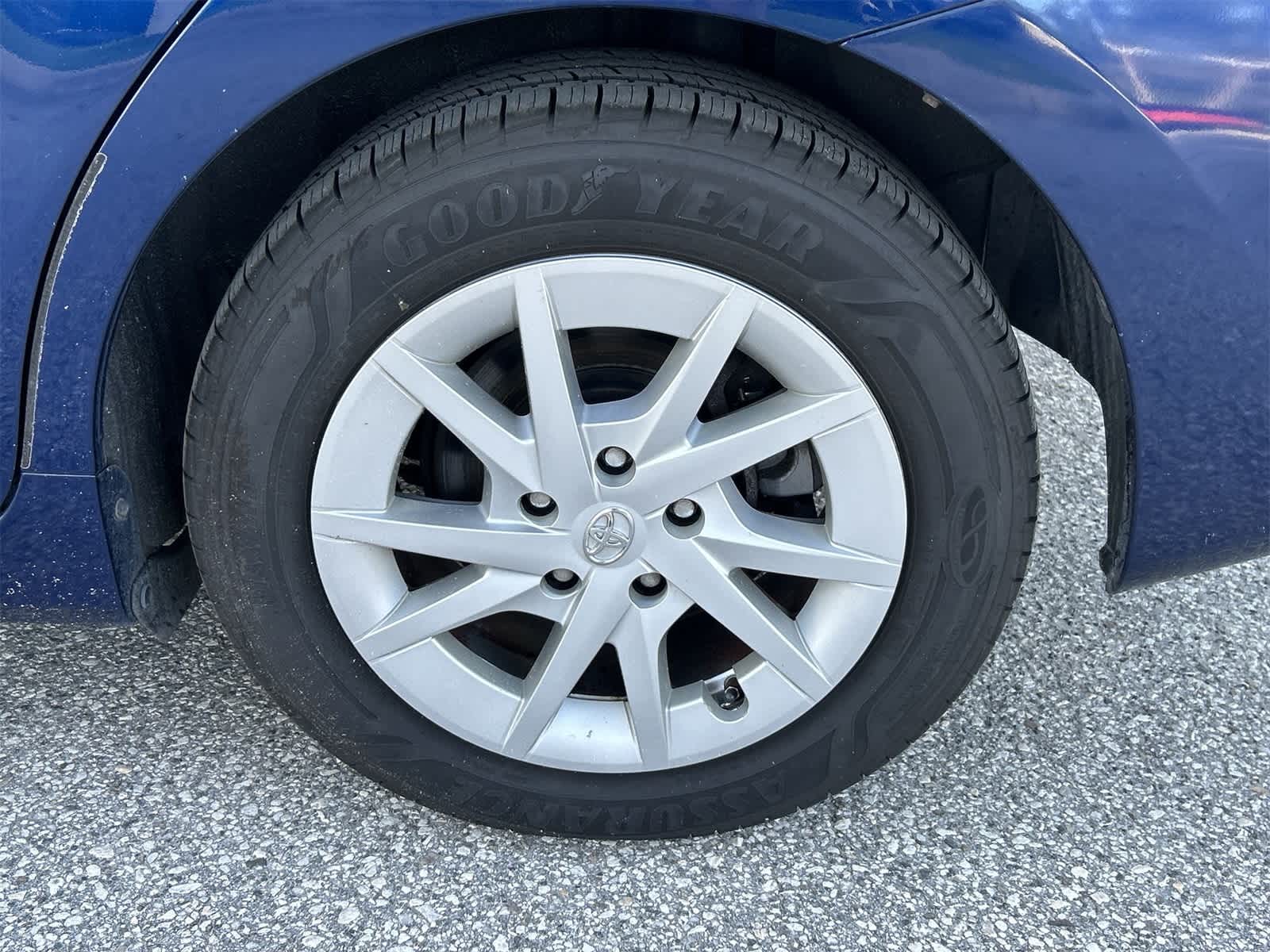 Thumbnail: 2013 Toyota Prius v - 12