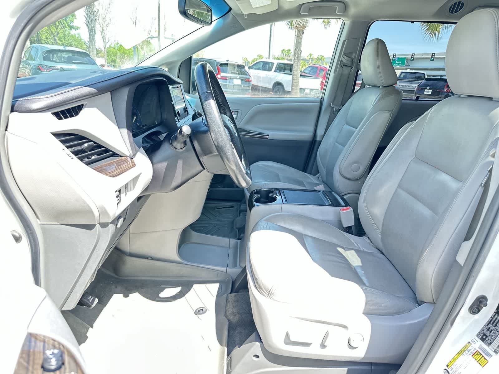 Thumbnail: 2015 Toyota Sienna - 13