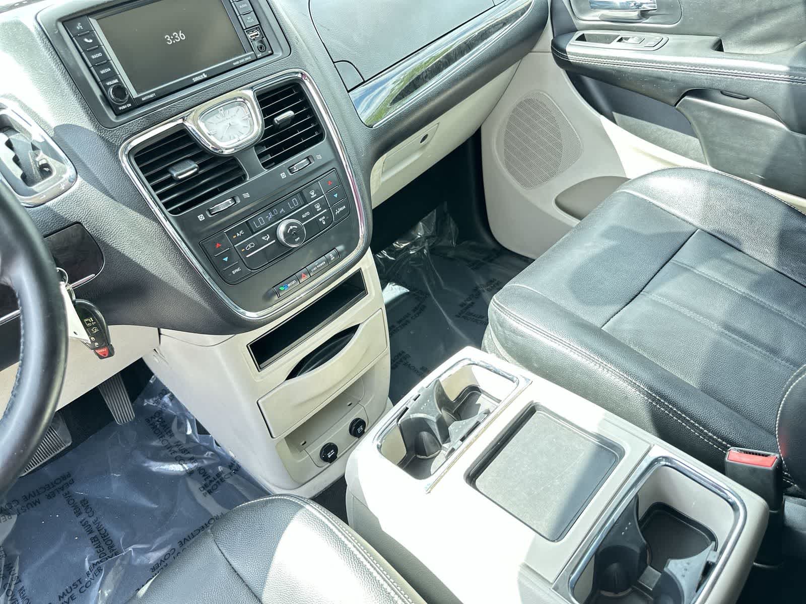 Thumbnail: 2015 Chrysler Town & Country - 19