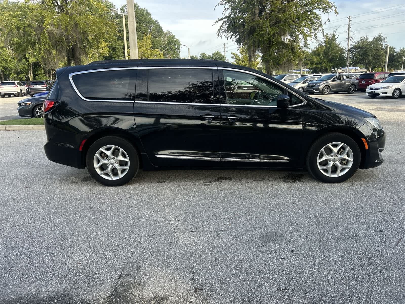 Thumbnail: 2017 Chrysler Pacifica - 7