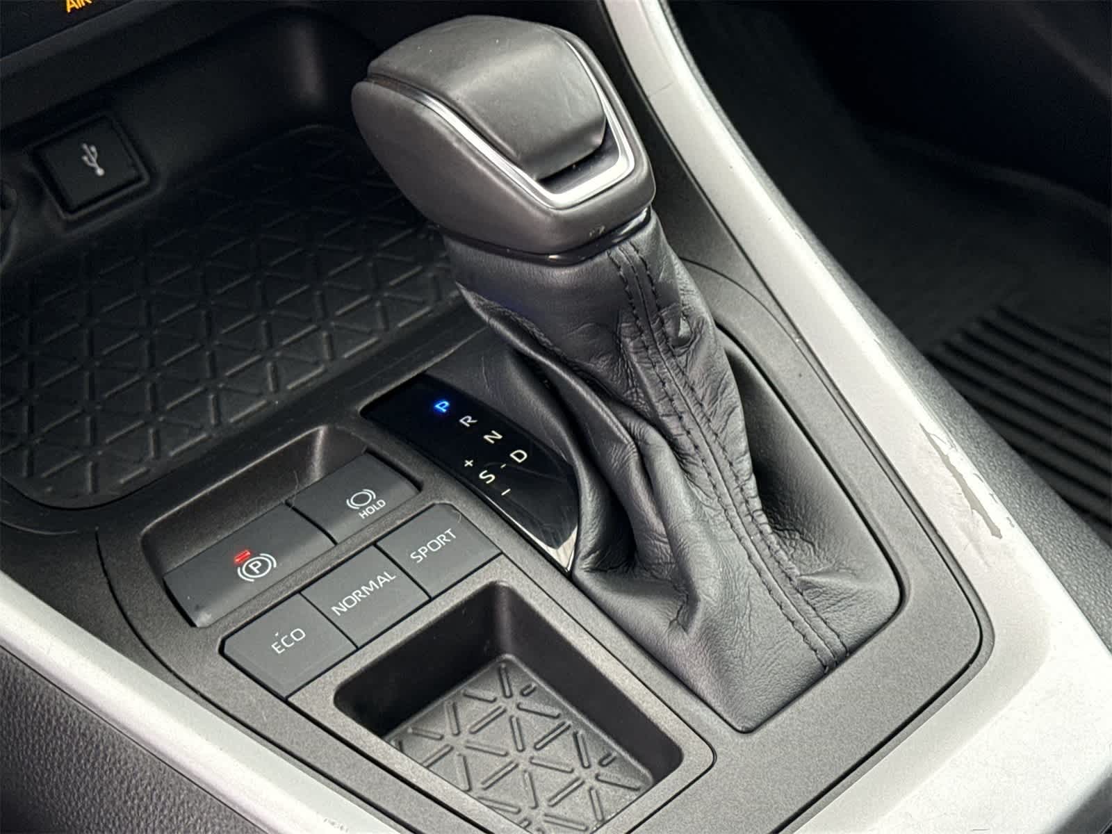 Thumbnail: 2022 Toyota RAV4 - 21