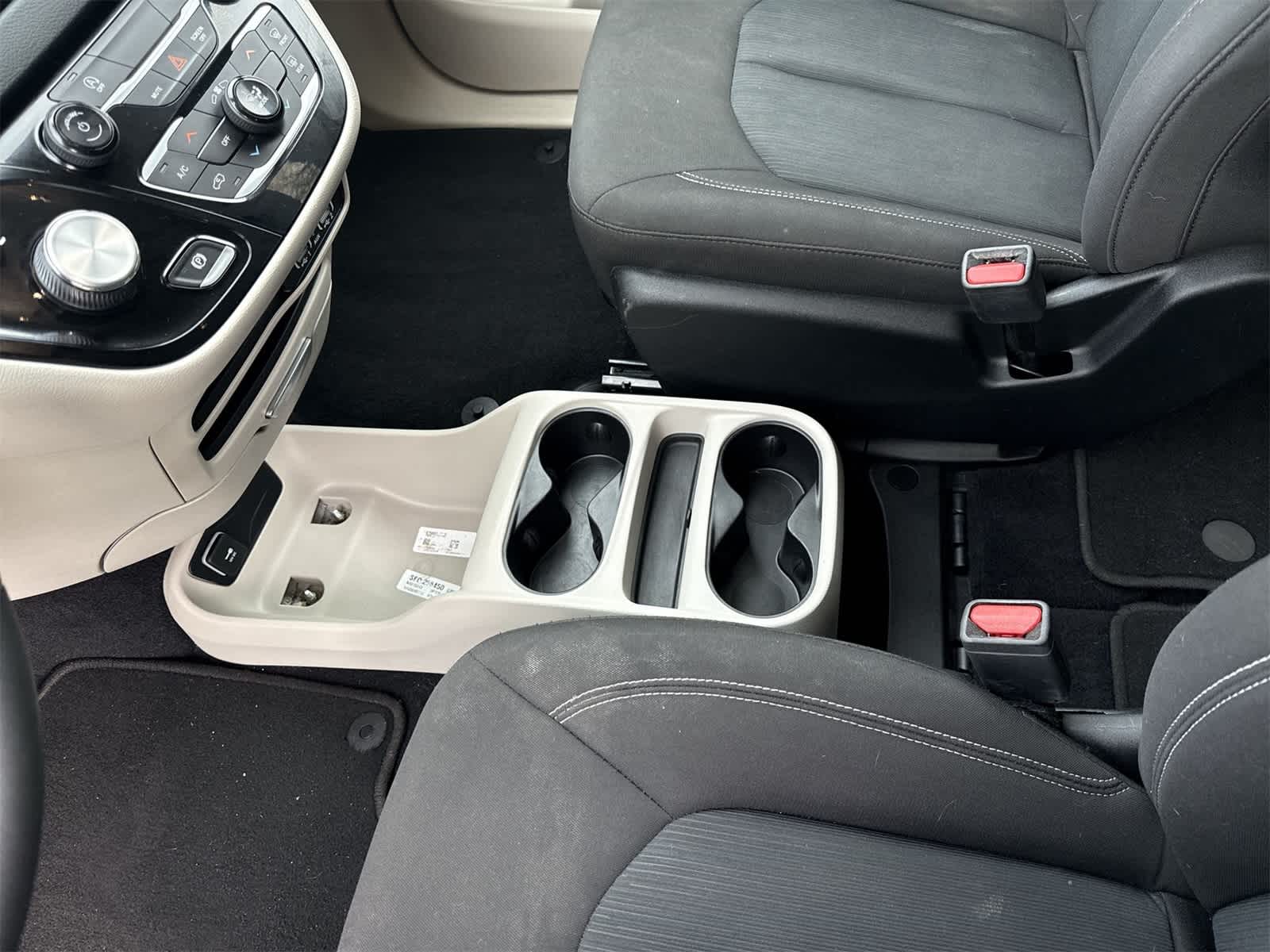 Thumbnail: 2022 Chrysler Voyager - 19