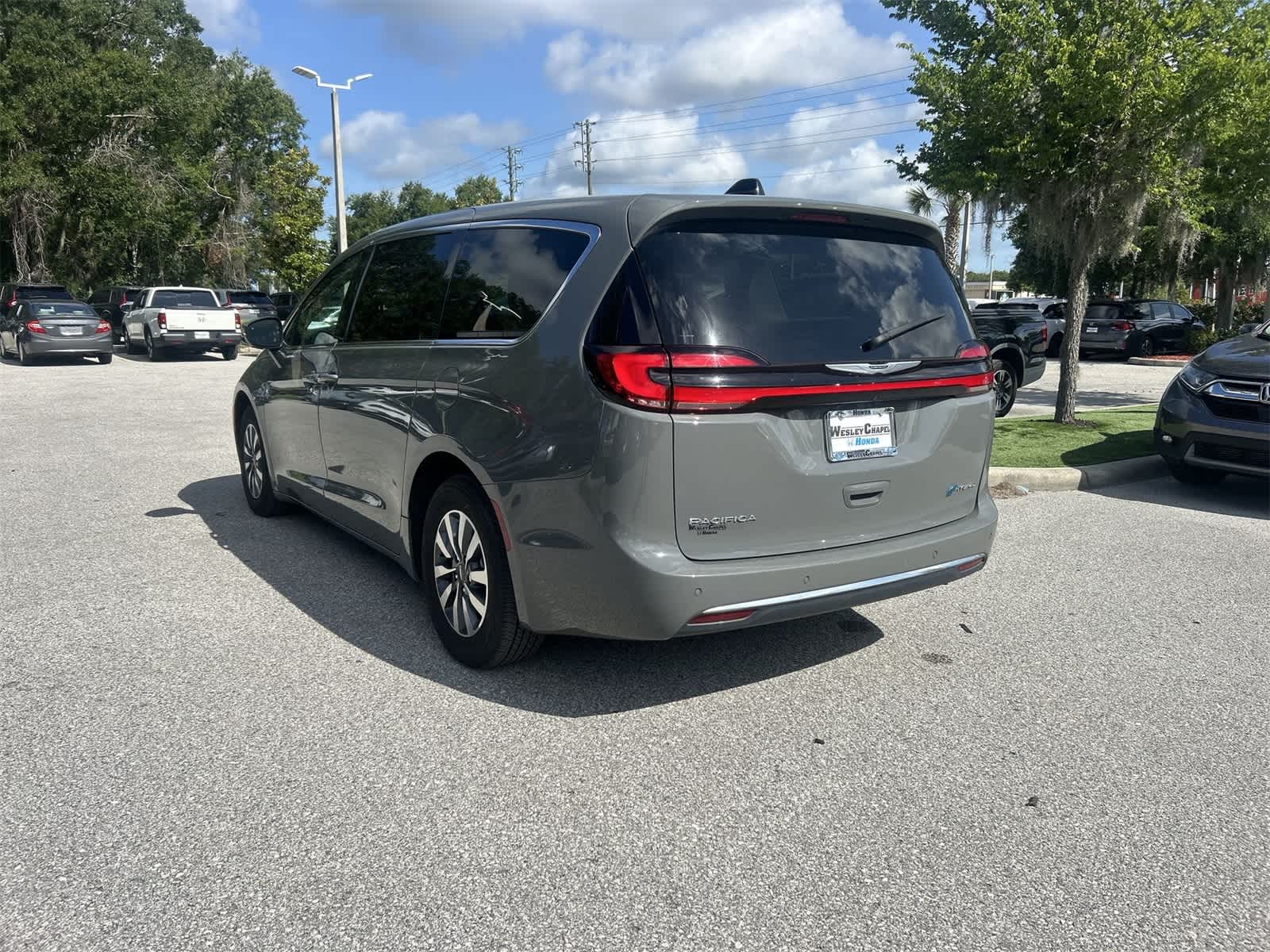 2023 Chrysler Pacifica Hybrid Touring L 4