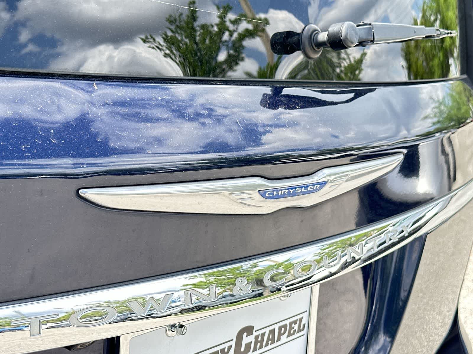 Thumbnail: 2015 Chrysler Town & Country - 10