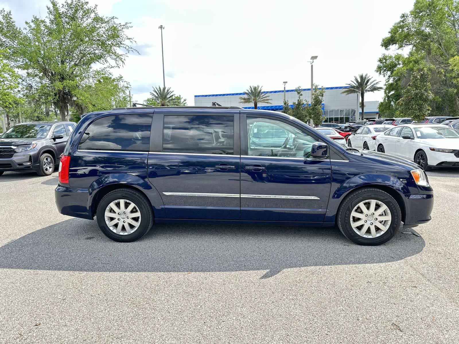 Thumbnail: 2015 Chrysler Town & Country - 7