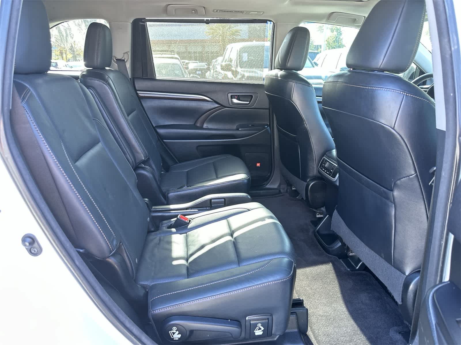 Thumbnail: 2016 Toyota Highlander - 16