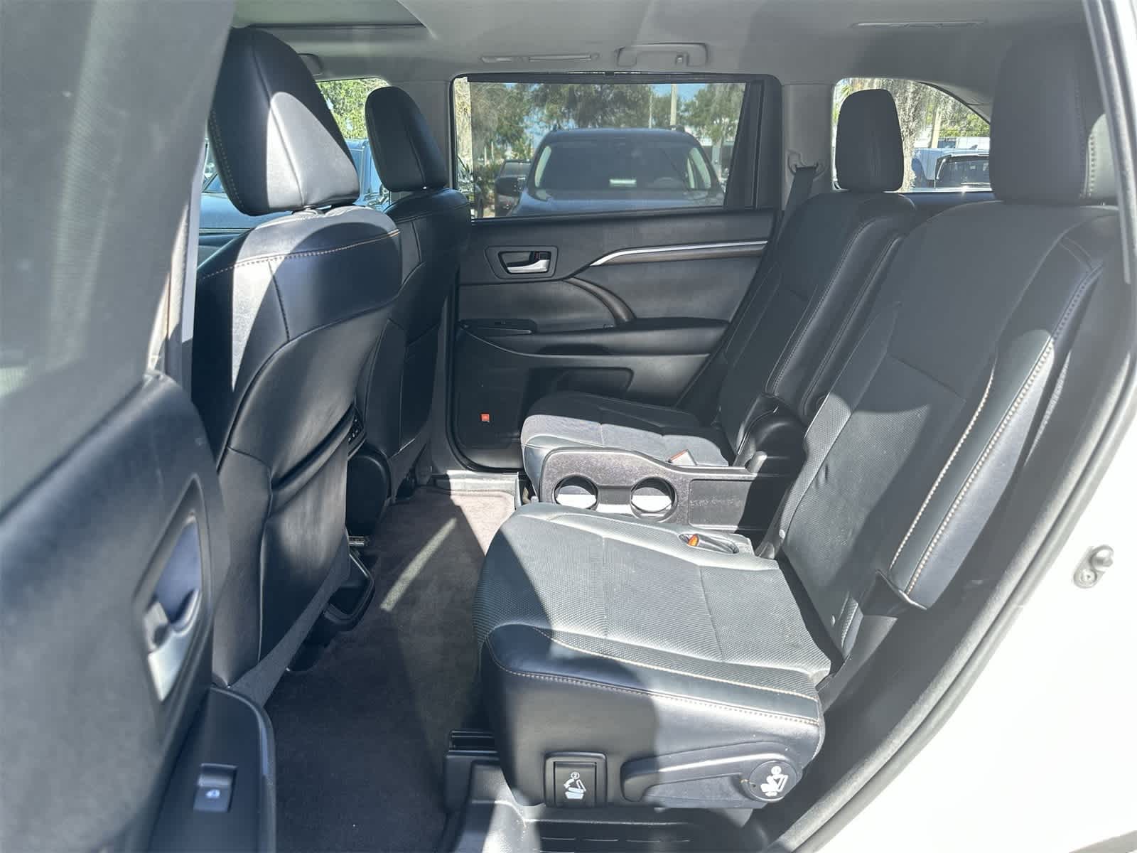 Thumbnail: 2016 Toyota Highlander - 15