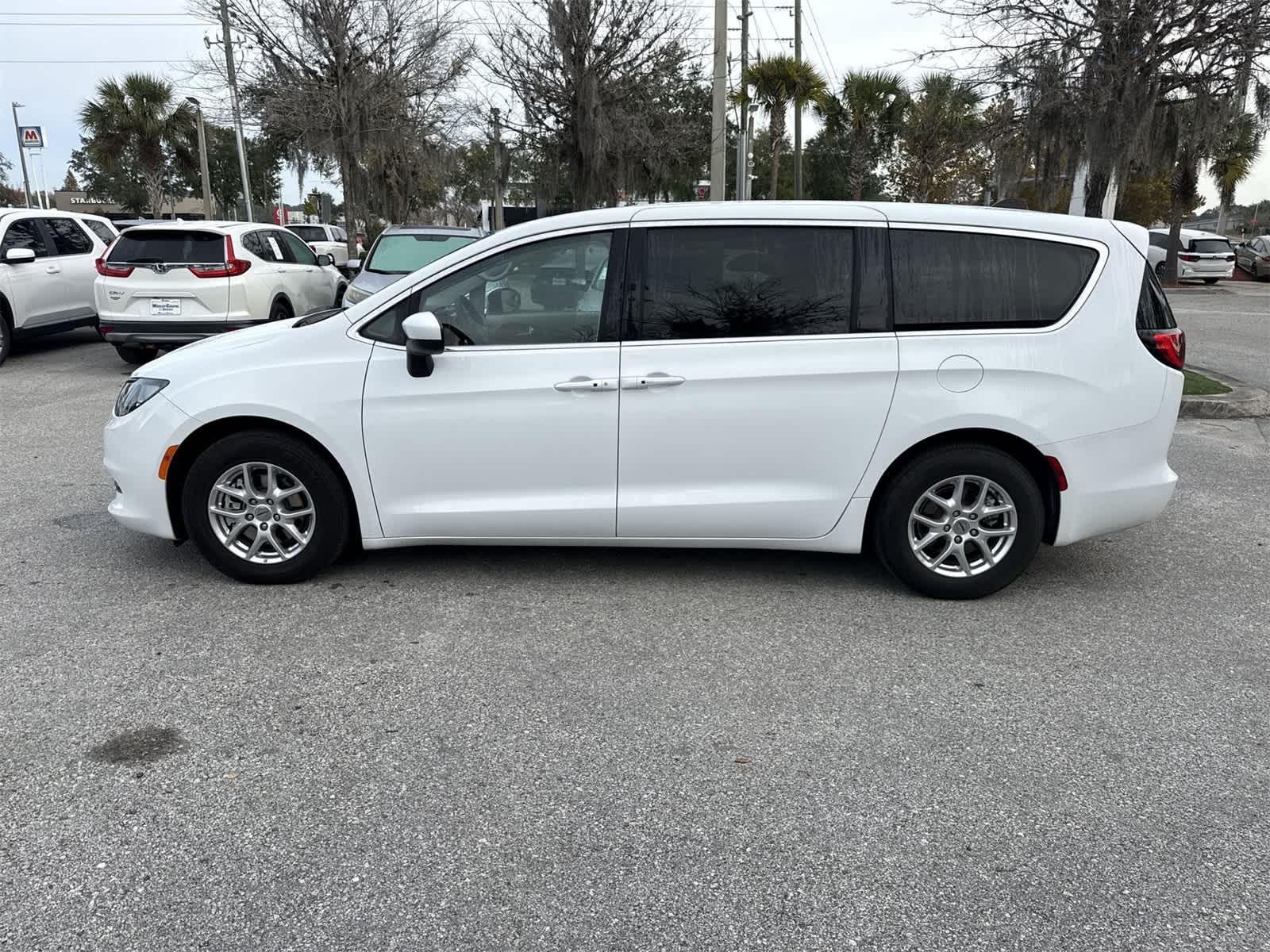 Thumbnail: 2022 Chrysler Voyager - 3