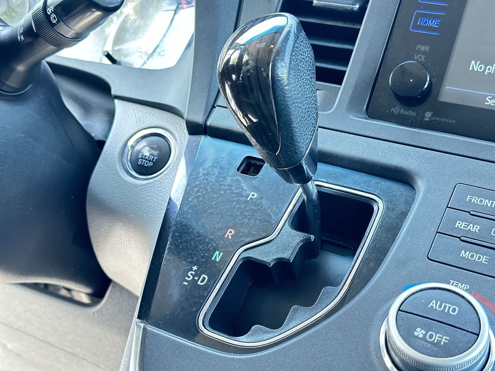 Thumbnail: 2015 Toyota Sienna - 21