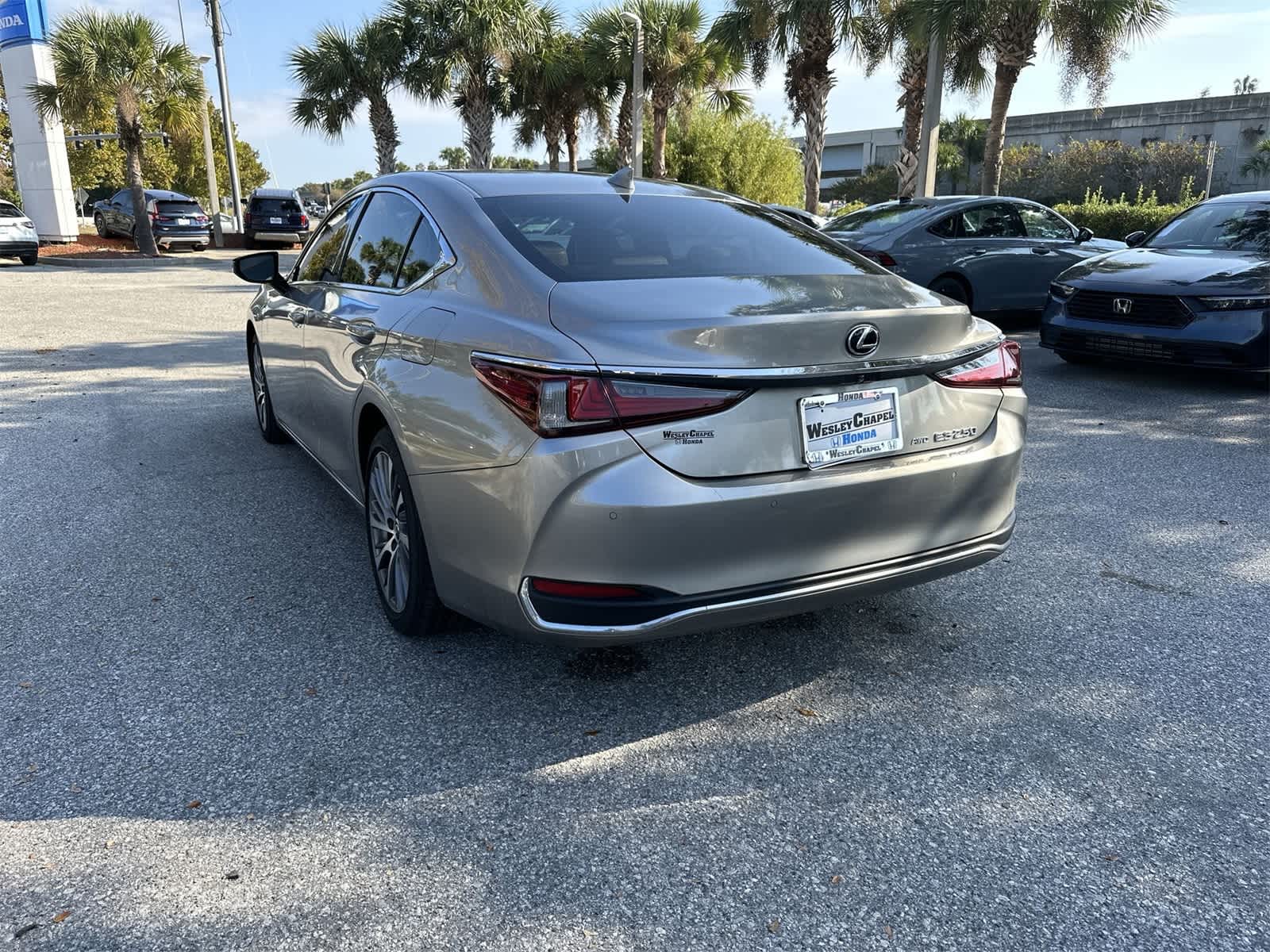 Thumbnail: 2021 Lexus ES - 4